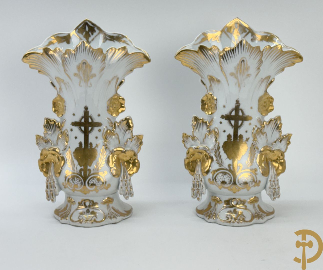 Paar Vieux Bruxelles cornetvazen met religieuse symboliek + grote tas op onderschaal + amfoorvaas