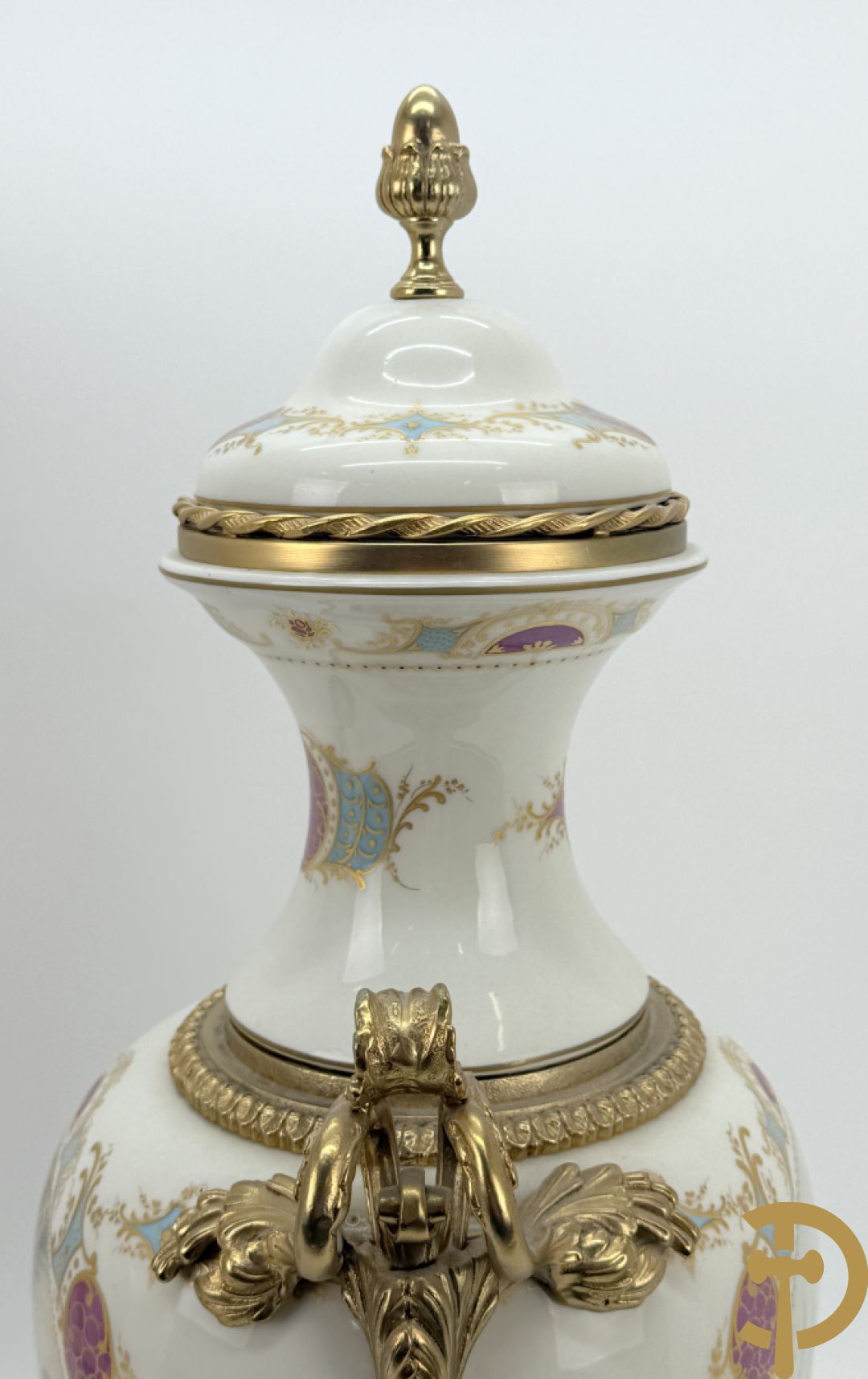 Paar porseleinen Sèvres stijl dekselpotiches met dubbel bedrukt romantisch decor en bezet met bronzen ornamenten