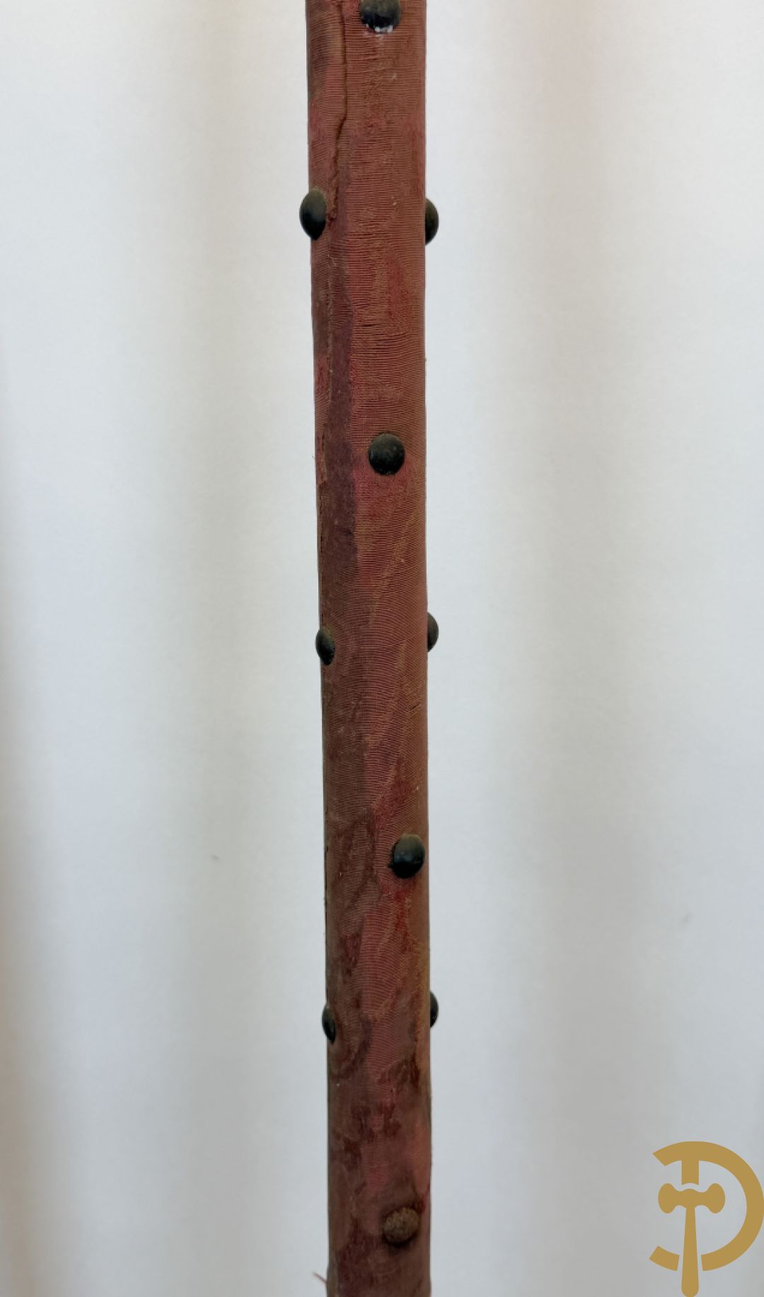 Rituele staf met initialen uit de Vrijmetselarij + 2 vlaggenmasten met koperen ornamenten uit de Vrijmetselarij, gemerkt XI