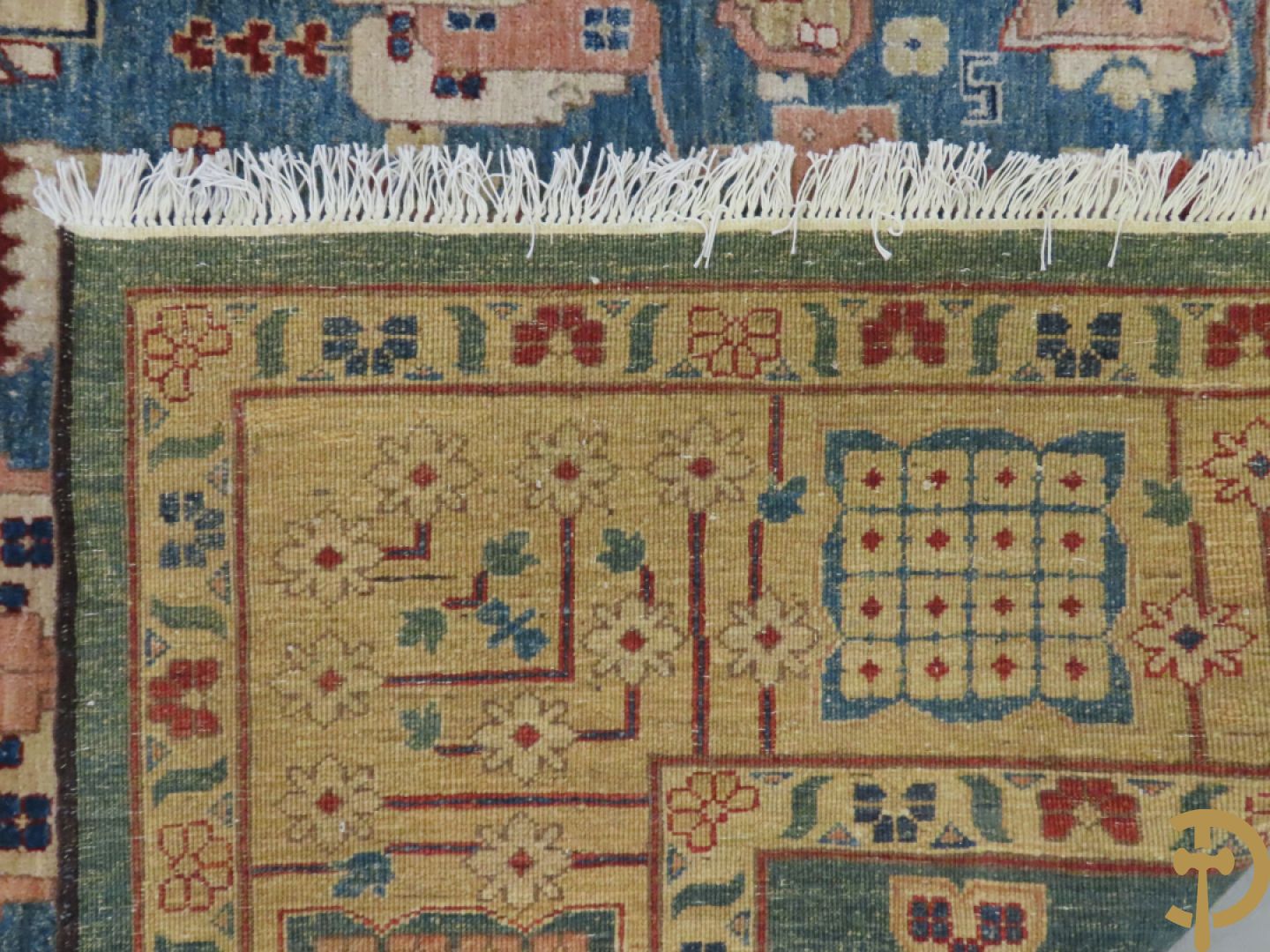 Oosters handgeknoopt tapijt met blauwe fond en geometrische bloemenmotieven