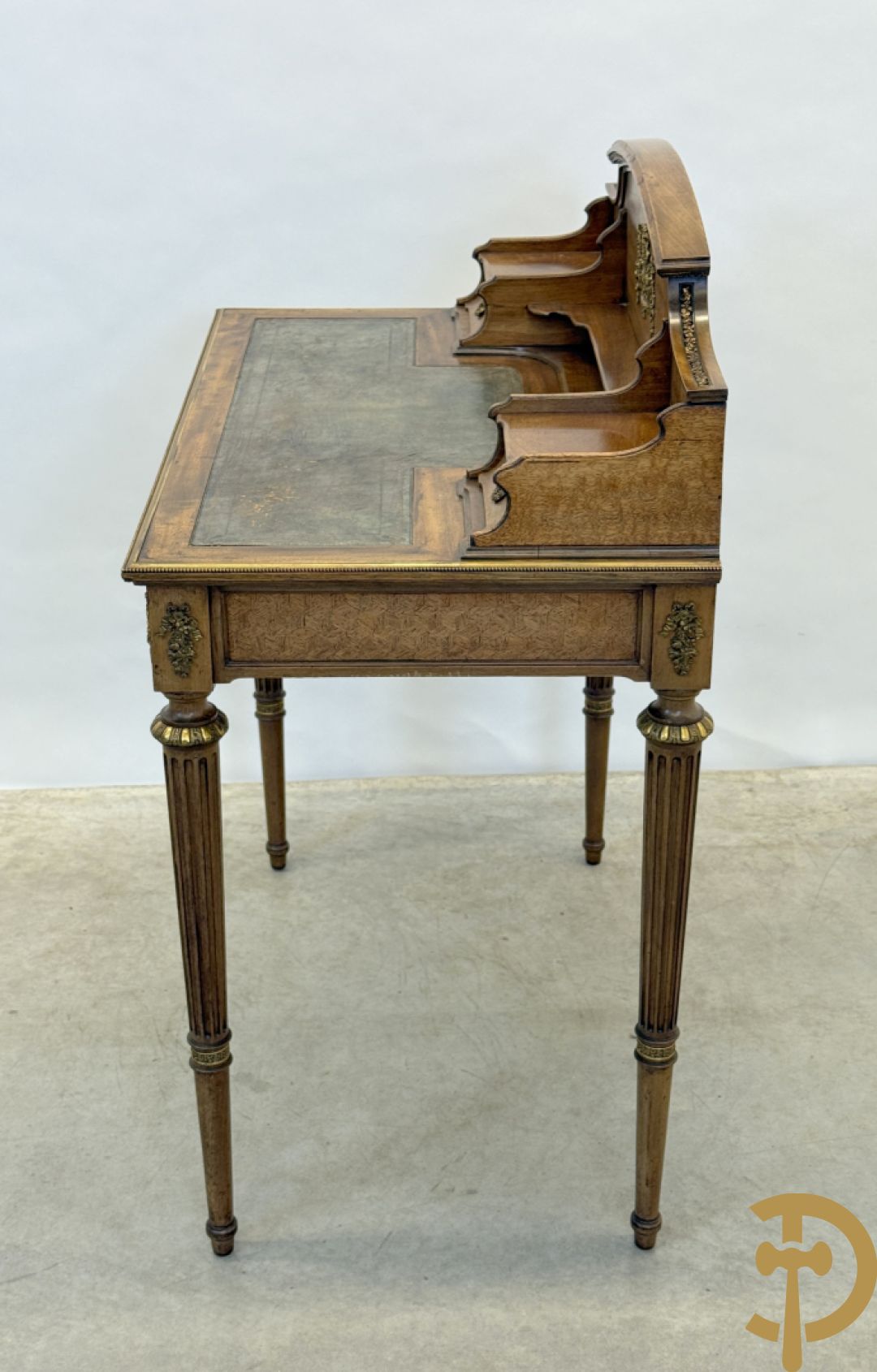 Frans notelaren damesschrijfbureel met marketterie, bronsbeslag, lederen blad, grote lade onderaan en 2 kleine lades boven, 19e