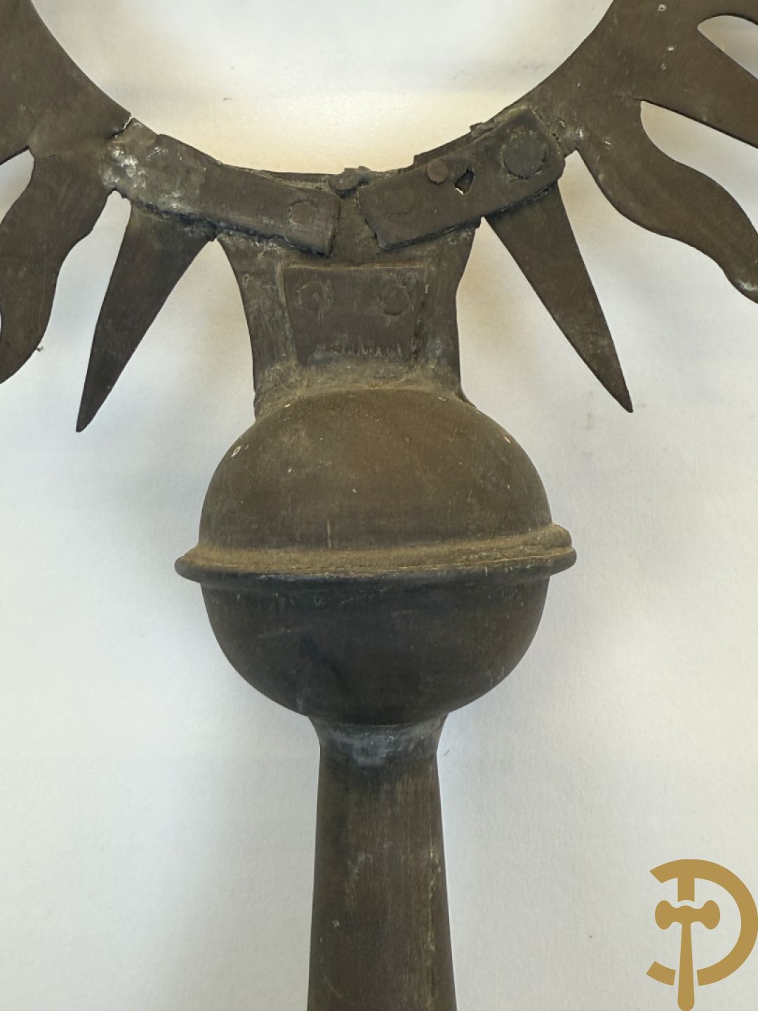 Rituele staf met initialen uit de Vrijmetselarij + 2 vlaggenmasten met koperen ornamenten uit de Vrijmetselarij, gemerkt XI