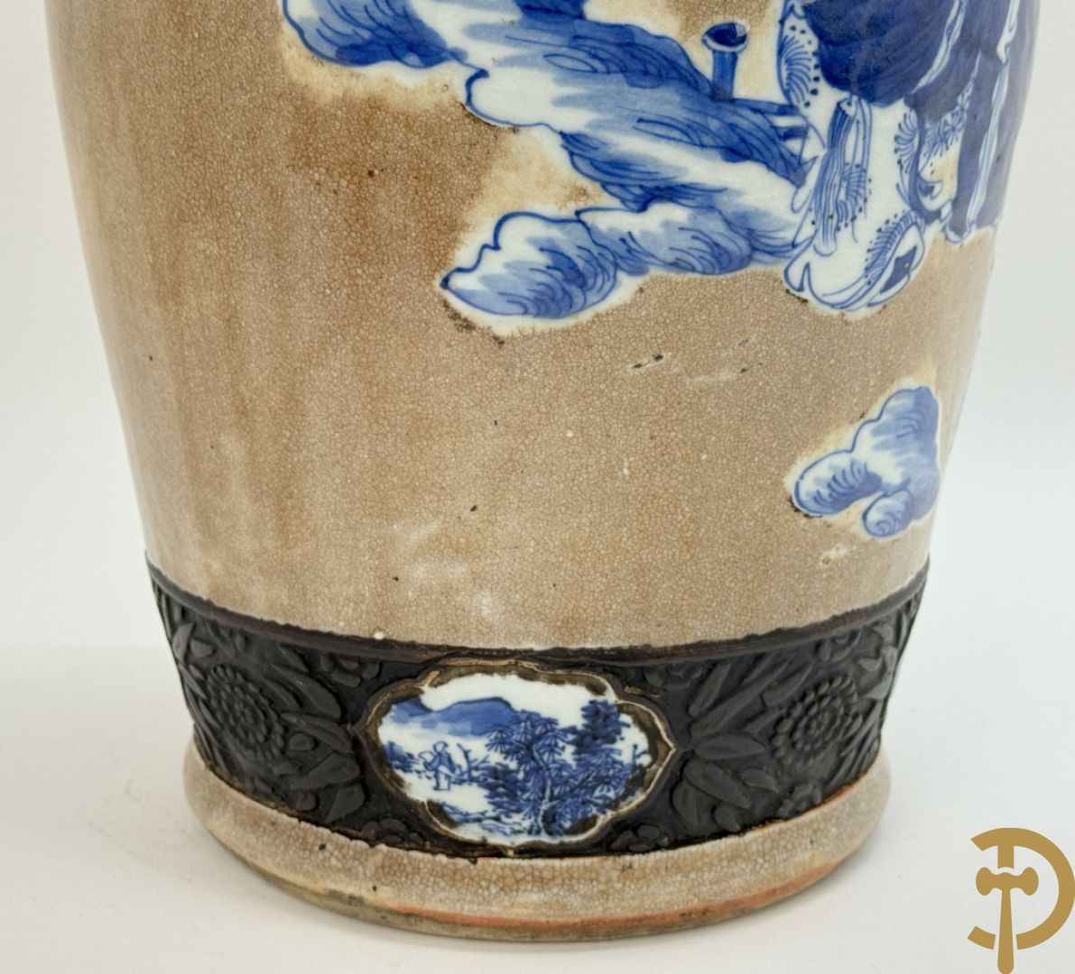 Antieke Chinese Nankin vaas met decor van wijsgeren, onderaan bezet met hert en bovenaan met pioenrozen