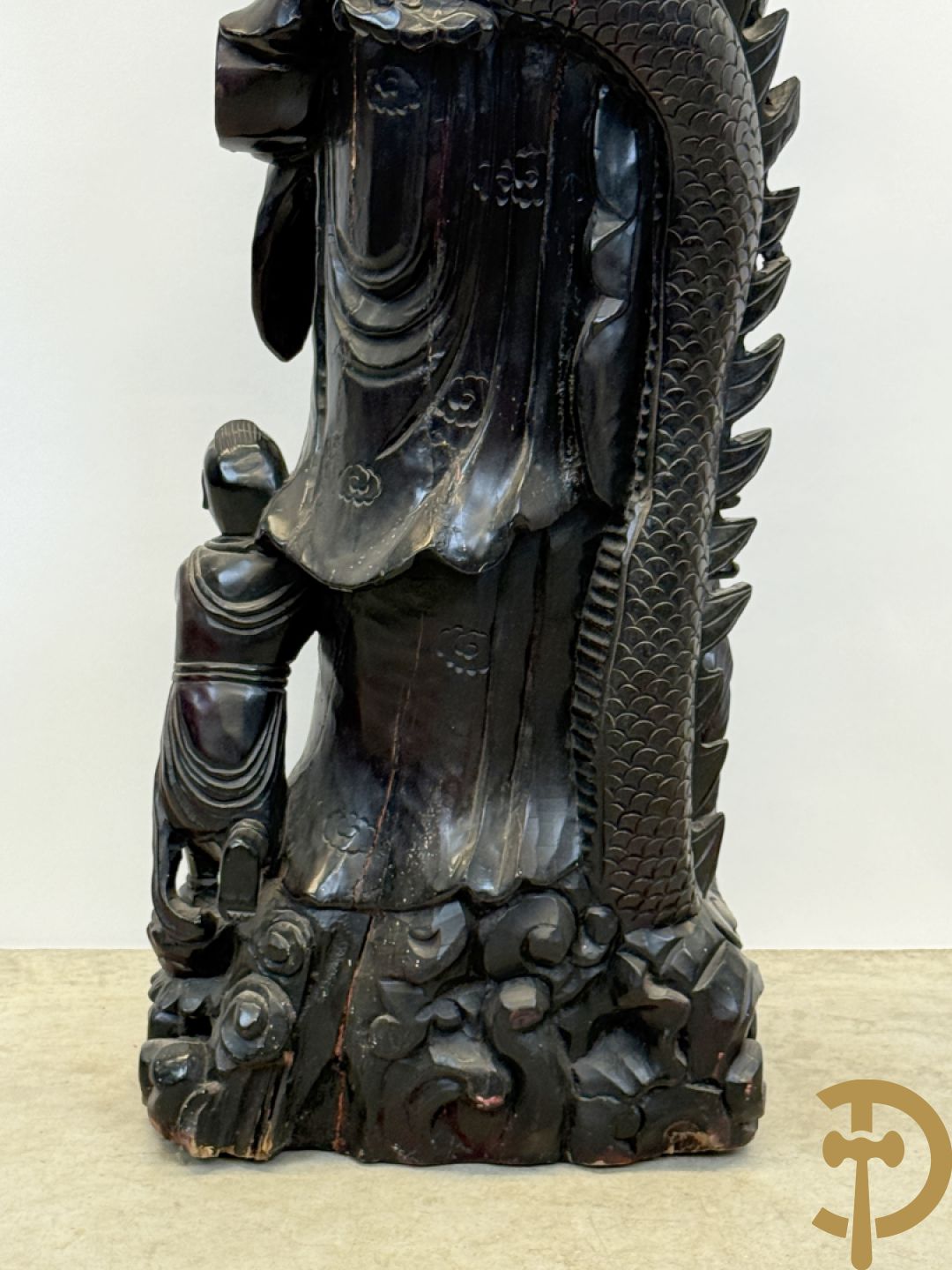 Aziatische houtsculptuur van Guanying met lotusbloem en drakenfiguur aan de voet