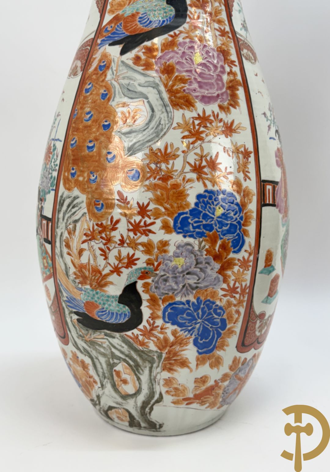 Paar Japanse porseleinen waaiervazen met bloemen en geanimeerd decor