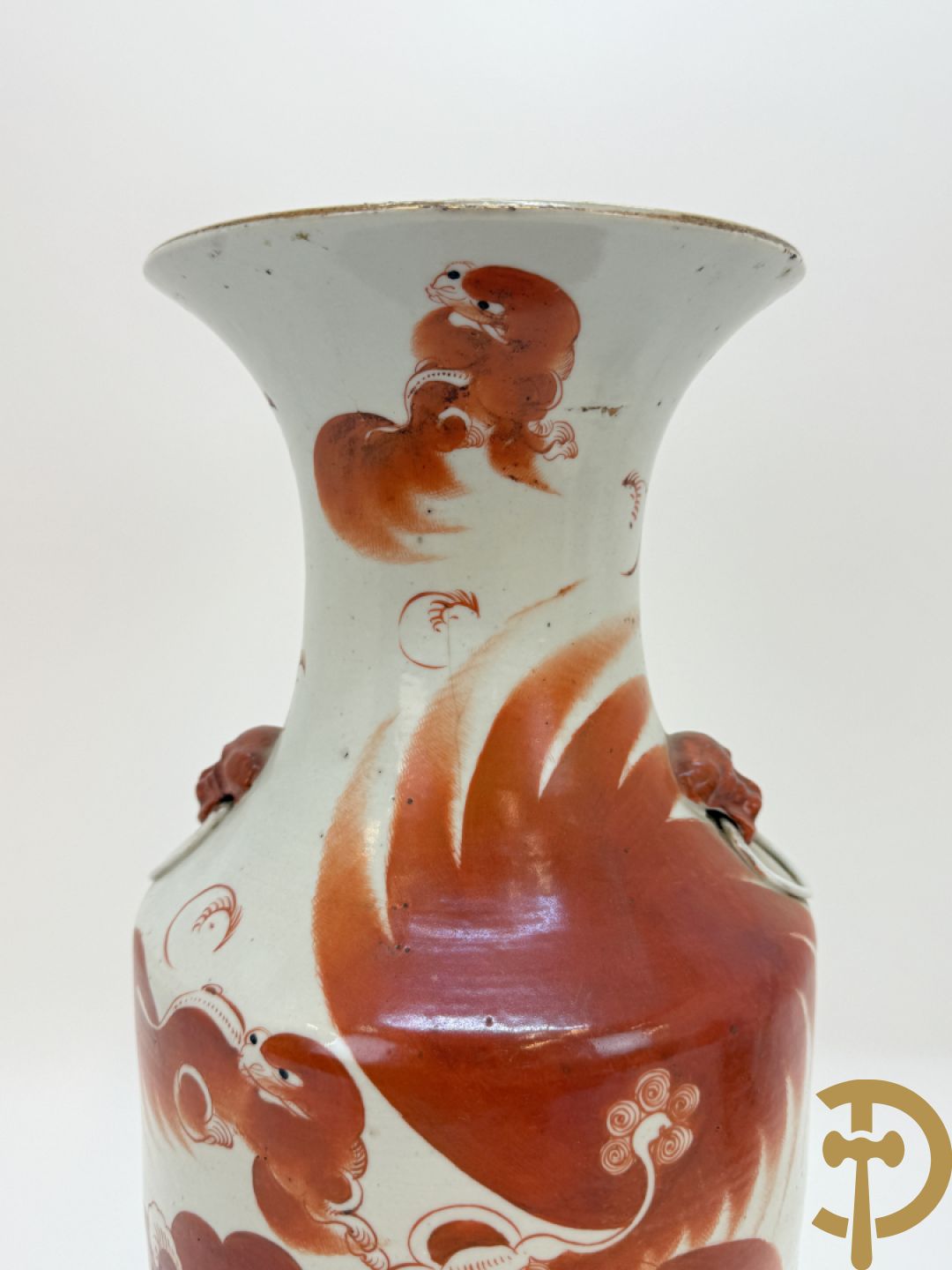 Chinese porseleinen vaas met decor van fo honden + Dekselpotiche in Chinees porselein met geanimeerd decor van dames in landschap