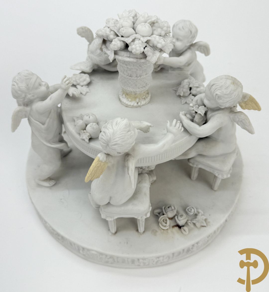 Vijf witte biscuits met cupido