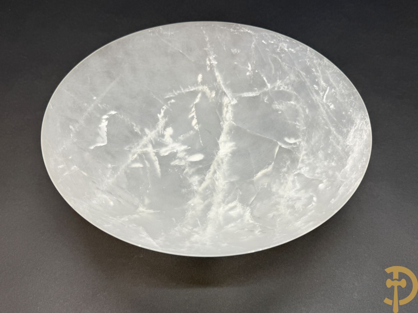 Wolf Helmut (getekend onderaan) Gepolierde schaal/bowl van wit geaderd bergkristal met rechte rand onder getekend WOLF H. (Steinbildhauer, Edelsteingestalter, aus Kirschweiler, Idar-Oberstein),