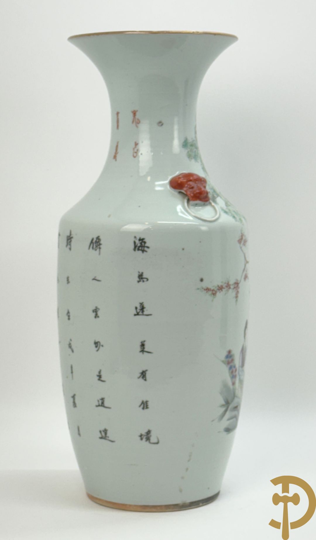 Chinese porseleinen vaas met decor van dames en hert in landschap