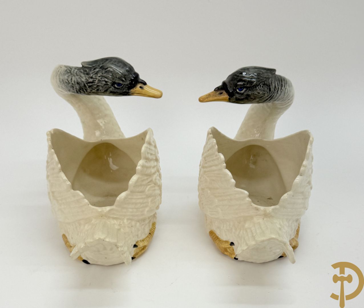 Varia porselein en keramiek : paar jardinières met zwanen, apothekerspot, 2 schenkkannen Franklin Mint en vaas Hutschenreuter