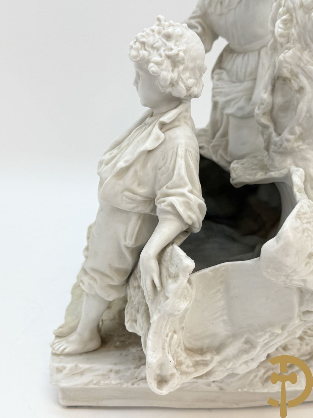 Ongetekend, witte biscuit van jongen en meisje bij boomstronk