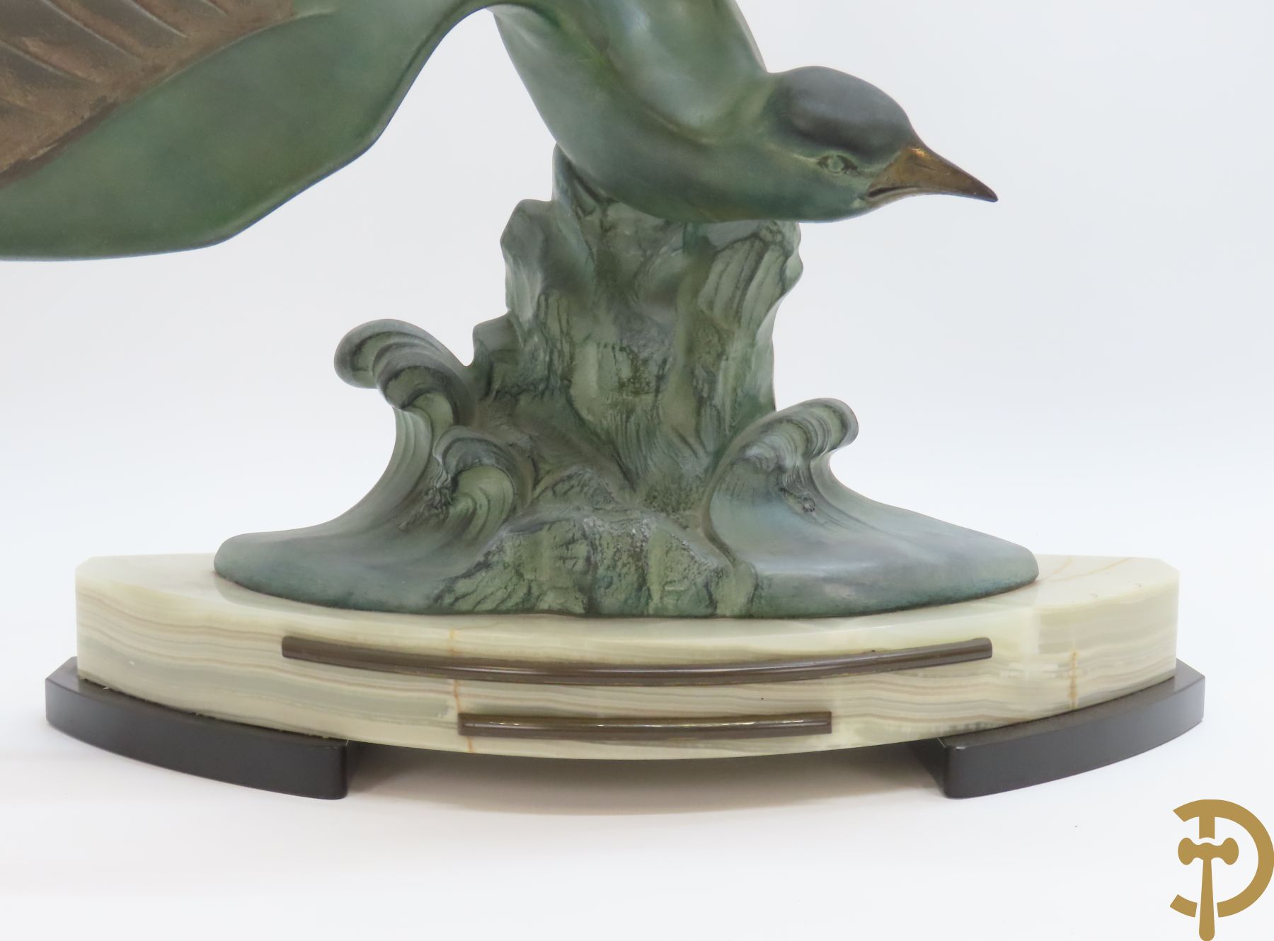 Ongetekend Art Deco zamak beeld van een vliegende zwaluw op golf, onderaan op marmeren sokkel