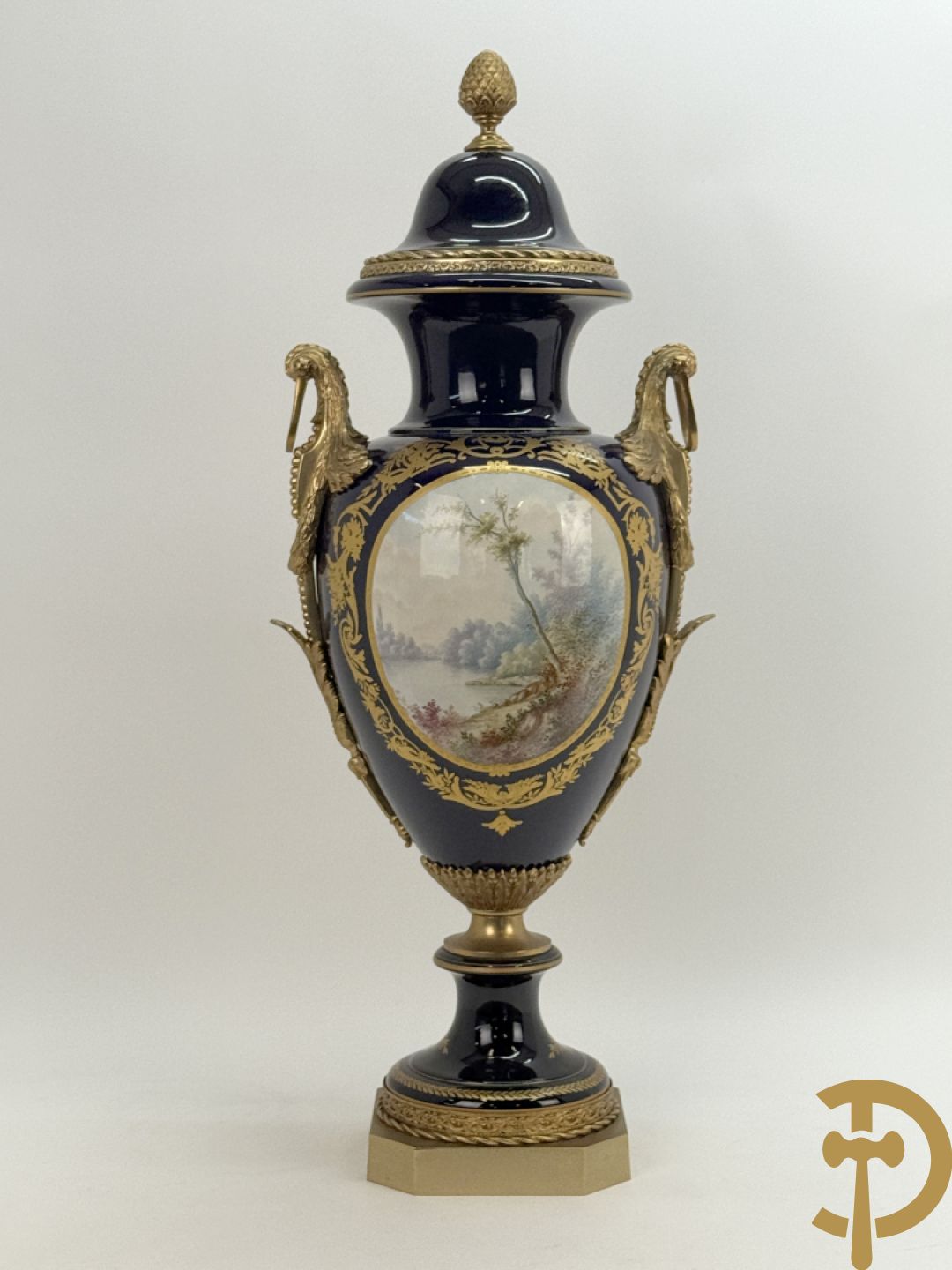 Vuurvergulde bronzen amfoorvaas met basrelief van dame en bezet met cupido