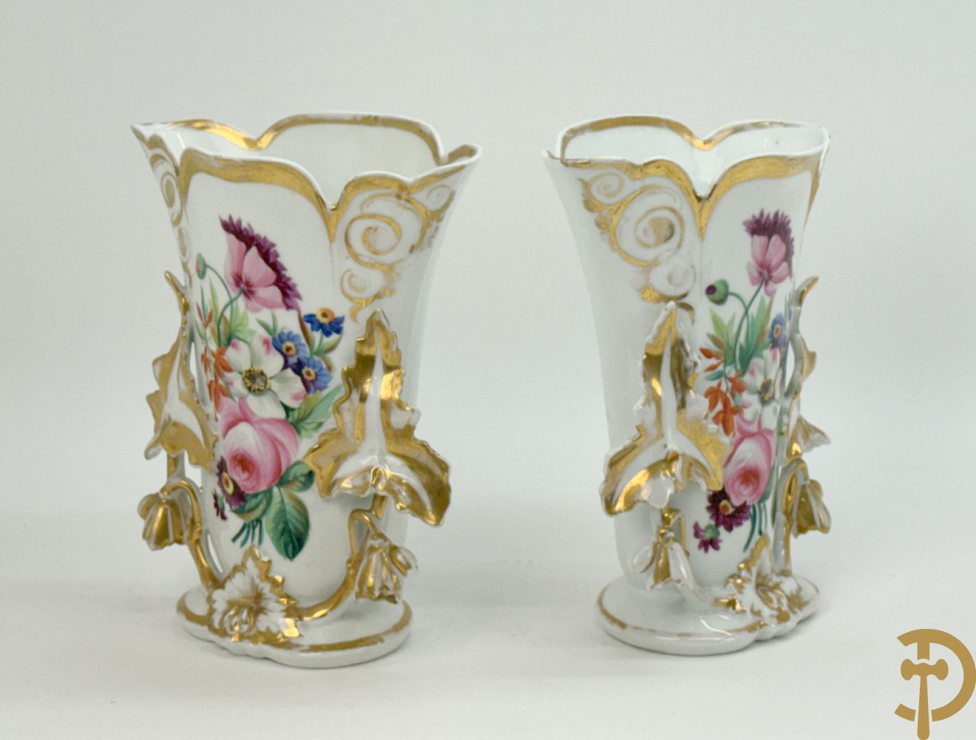 Paar porseleinen Vieux Paris vazen met bloementaferelen