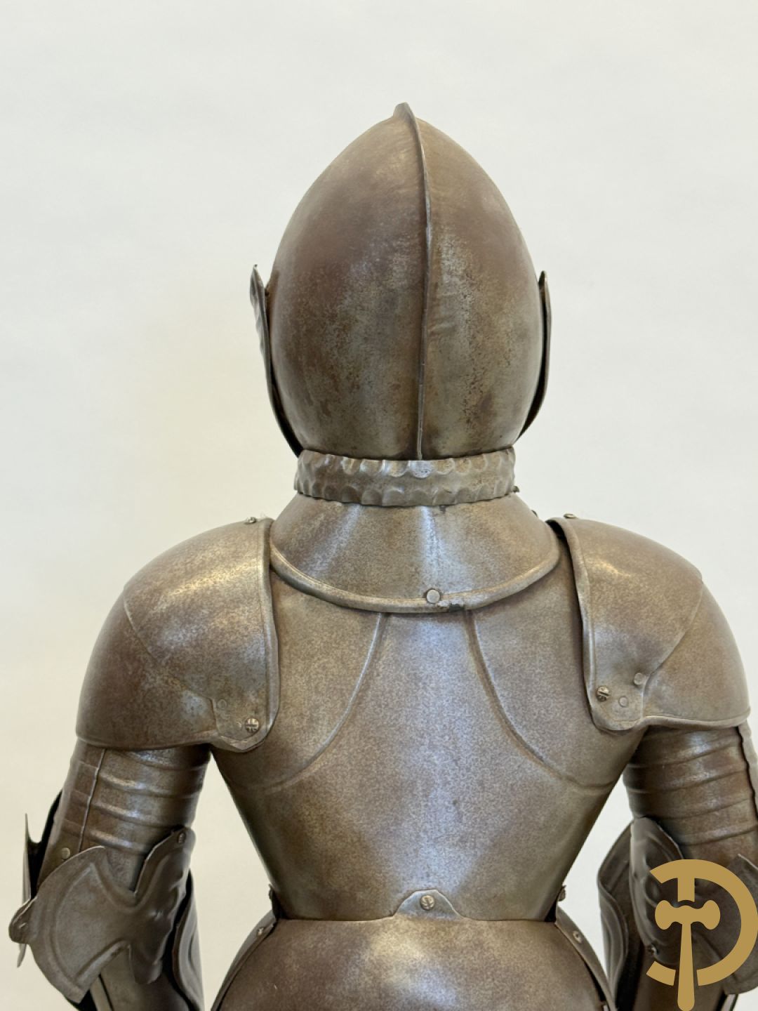 Decoratief plaatstalen ridderharnas met zwaard op marmeren voet