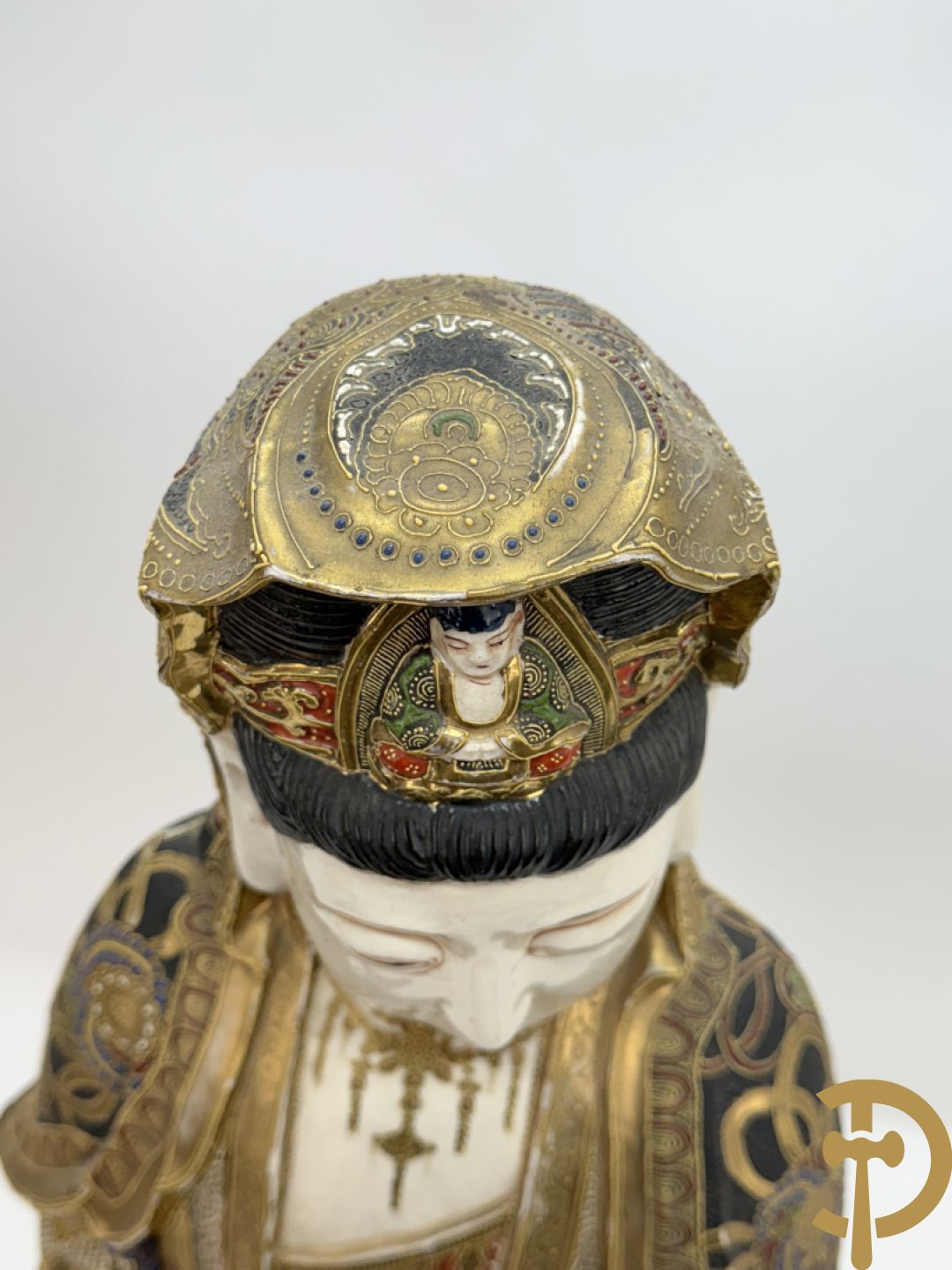 Grote staande Kwan Yin in Japans Satsumat porselein