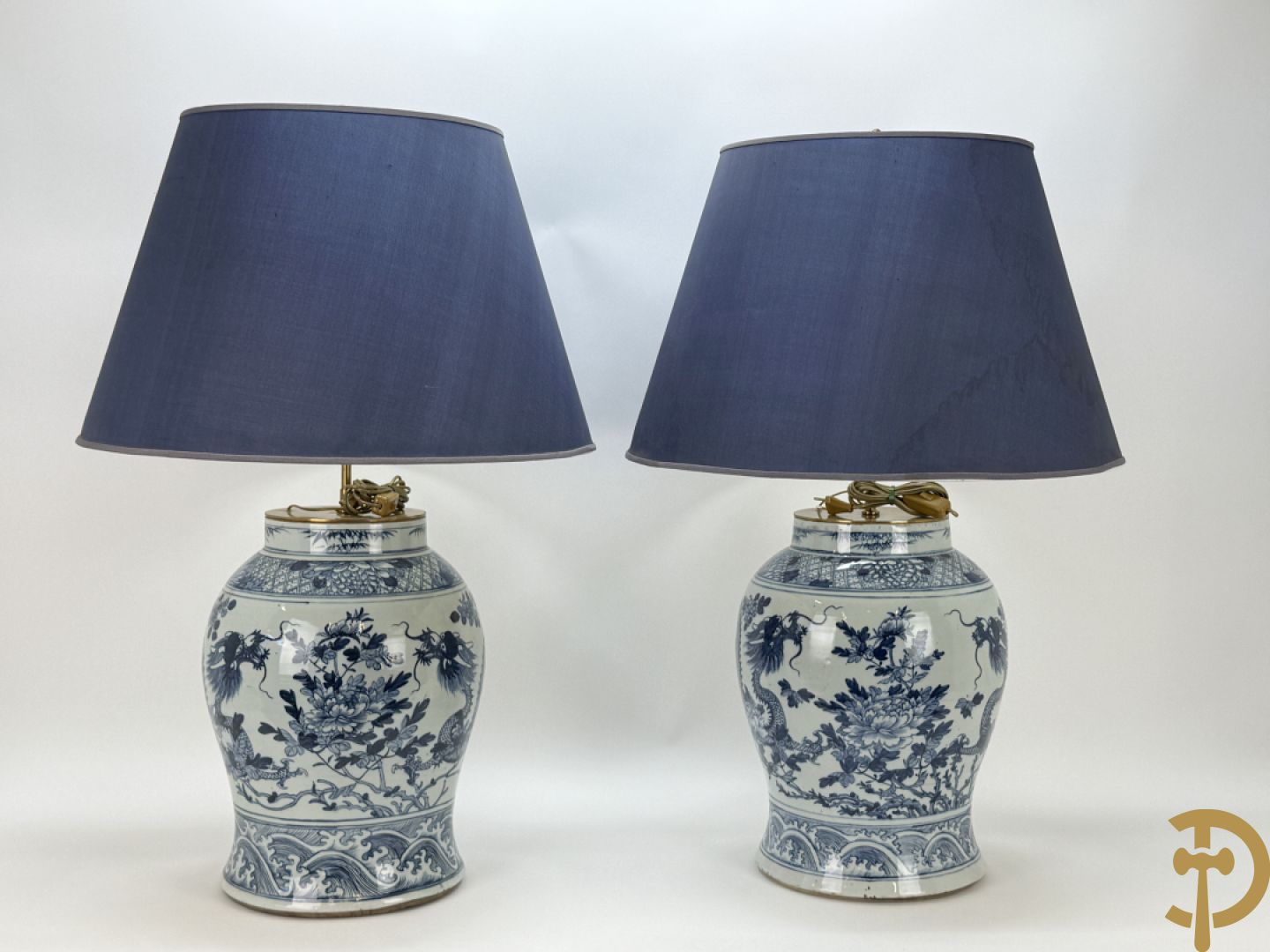 Paar Chinese blauw/witte porseleinen dekselvazen gedecoreerd met draken en bloemenmotieven, als lampadaire omgebouwd