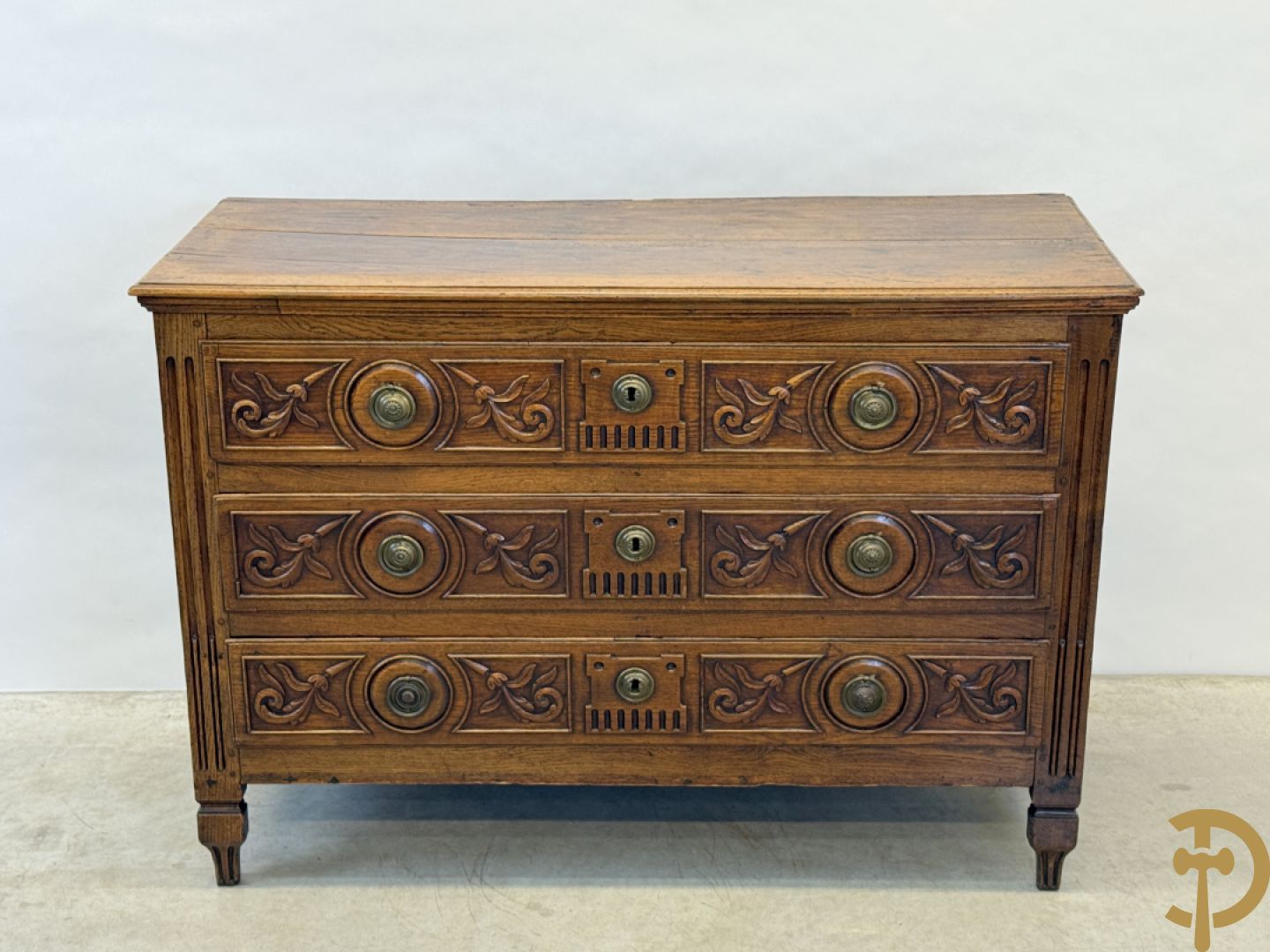 Massief eiken Louis XVI drieladencommode met gepanneleerde zijkanten en accanthusranken in de lades