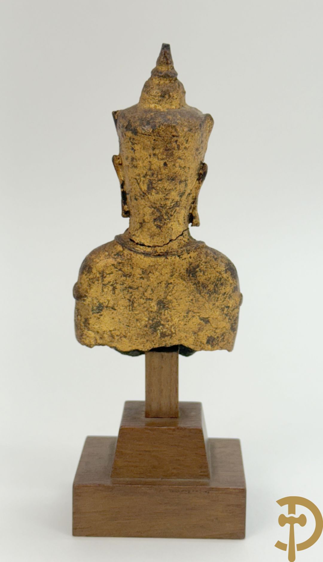 Bronzen zittende boedha in verloren was techniek + fragment van Tibetaans vergulde boedha + bronzen boedhahoofd op houten sokkel