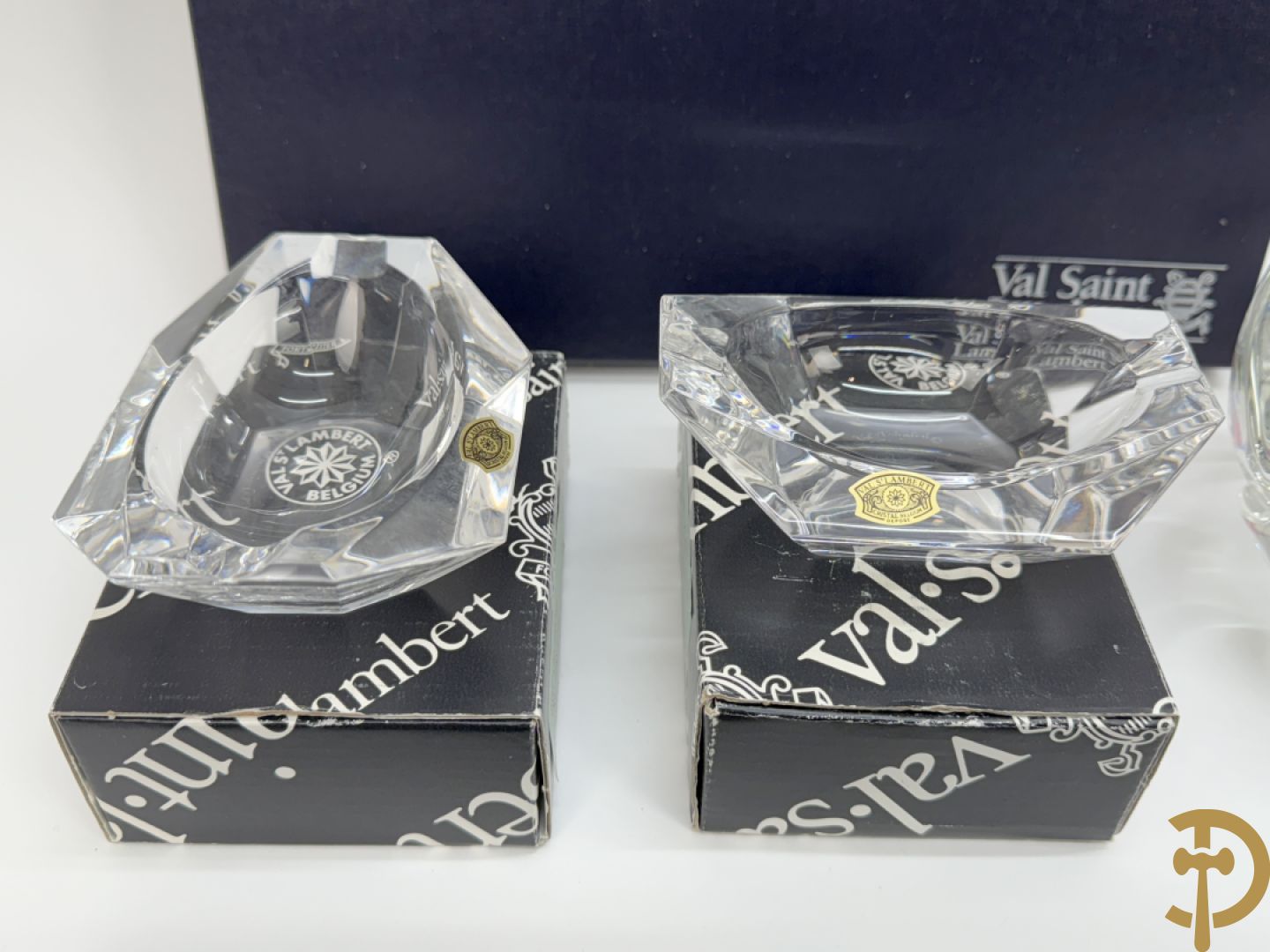 Twee x zes onderzetschaaltjes voor glazen + onderzetschaal voor fles + 4 Val-Saint-Lambert asbakken + blauwe geperste coupe Val-Saint-Lambert met vogeldecor + asbak Daum Nancy