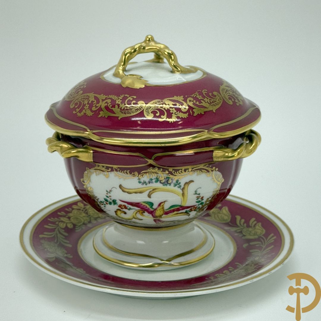 Handbeschilderde porseleinen siervaas met bloemenbeschildering en sfinxen + paar porseleinen cachepots met bloemendecor + 3 porseleinen  kopjes en schoteltjes