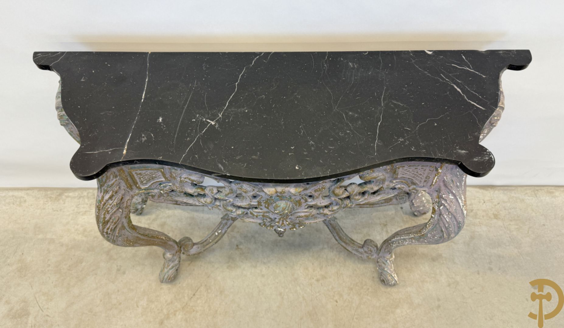 Gepatineerde Louis XV console met zwart marmeren blad