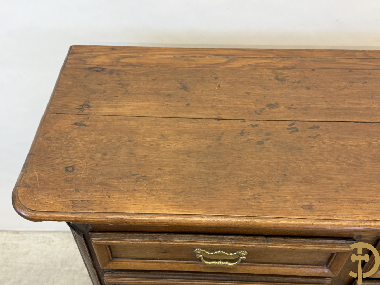 Massief eiken Vlaamse tweedeursdresse met 2 lades, afgestoken panelen en voluutvormige poten, 18e