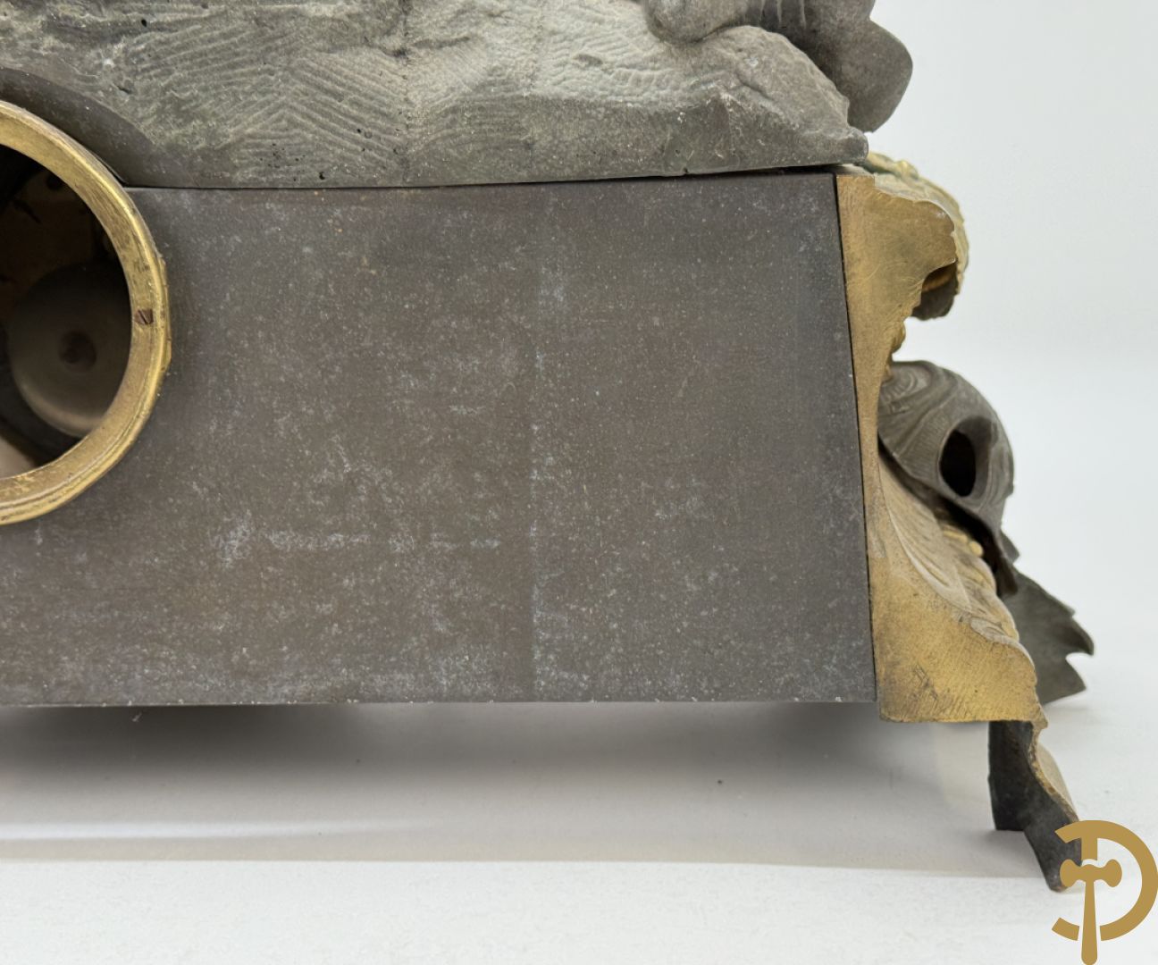 Zamak schouwstuk klok met ridder en Louis XVI motieven bezet