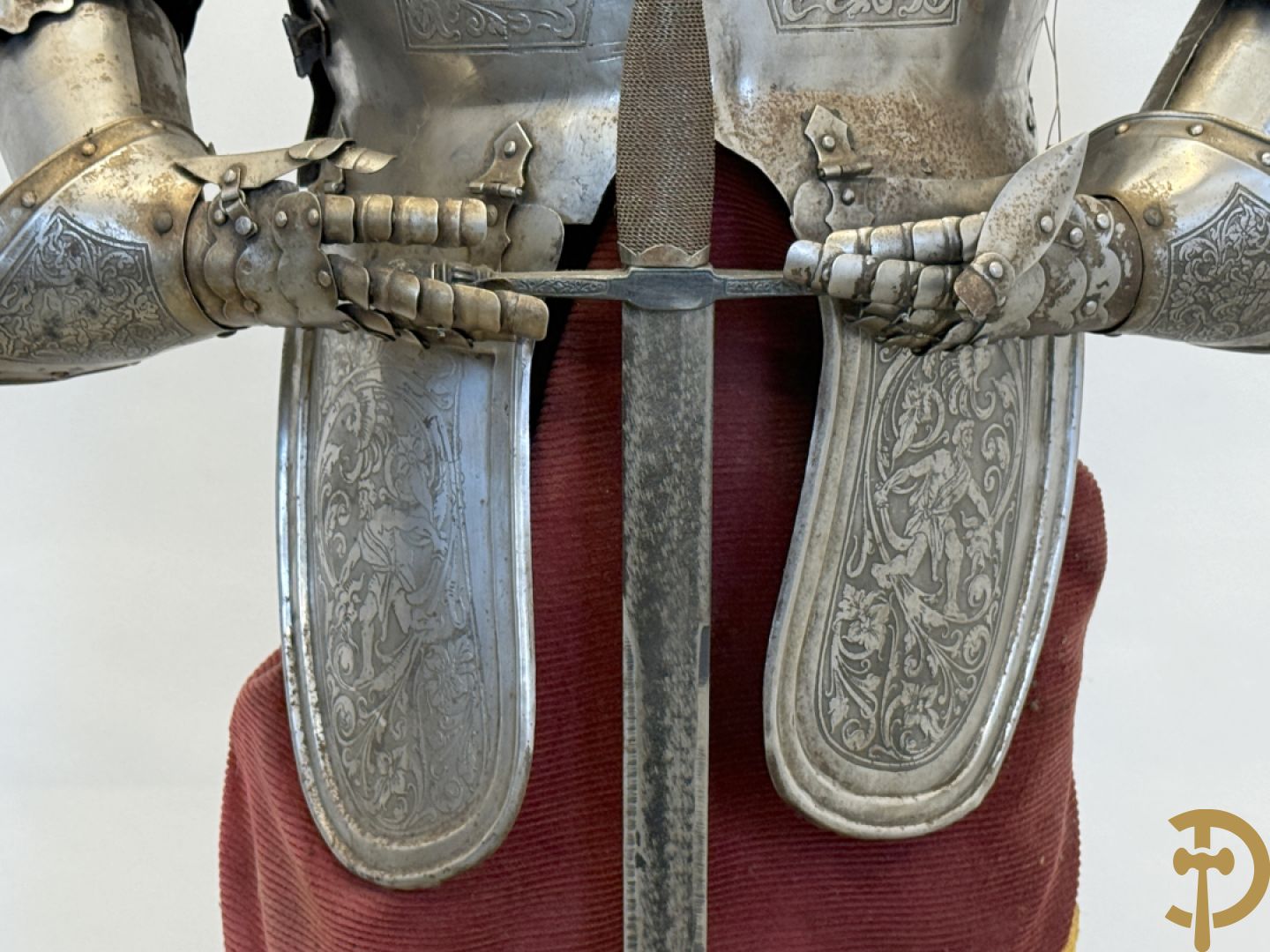 Paar ijzeren decoratieve harnassen ridderuitrusting met geciseleerde motieven op de elementen, met zwaard en ridderhelm - op statief - vermoedelijk Spaans 1930-1940