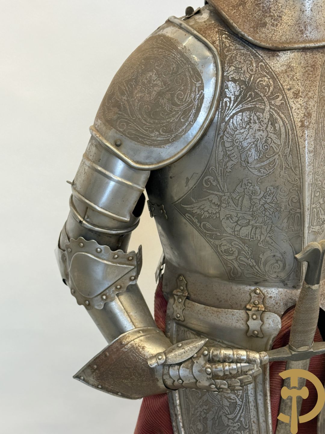 Paar ijzeren decoratieve harnassen ridderuitrusting met geciseleerde motieven op de elementen, met zwaard en ridderhelm - op statief - vermoedelijk Spaans 1930-1940