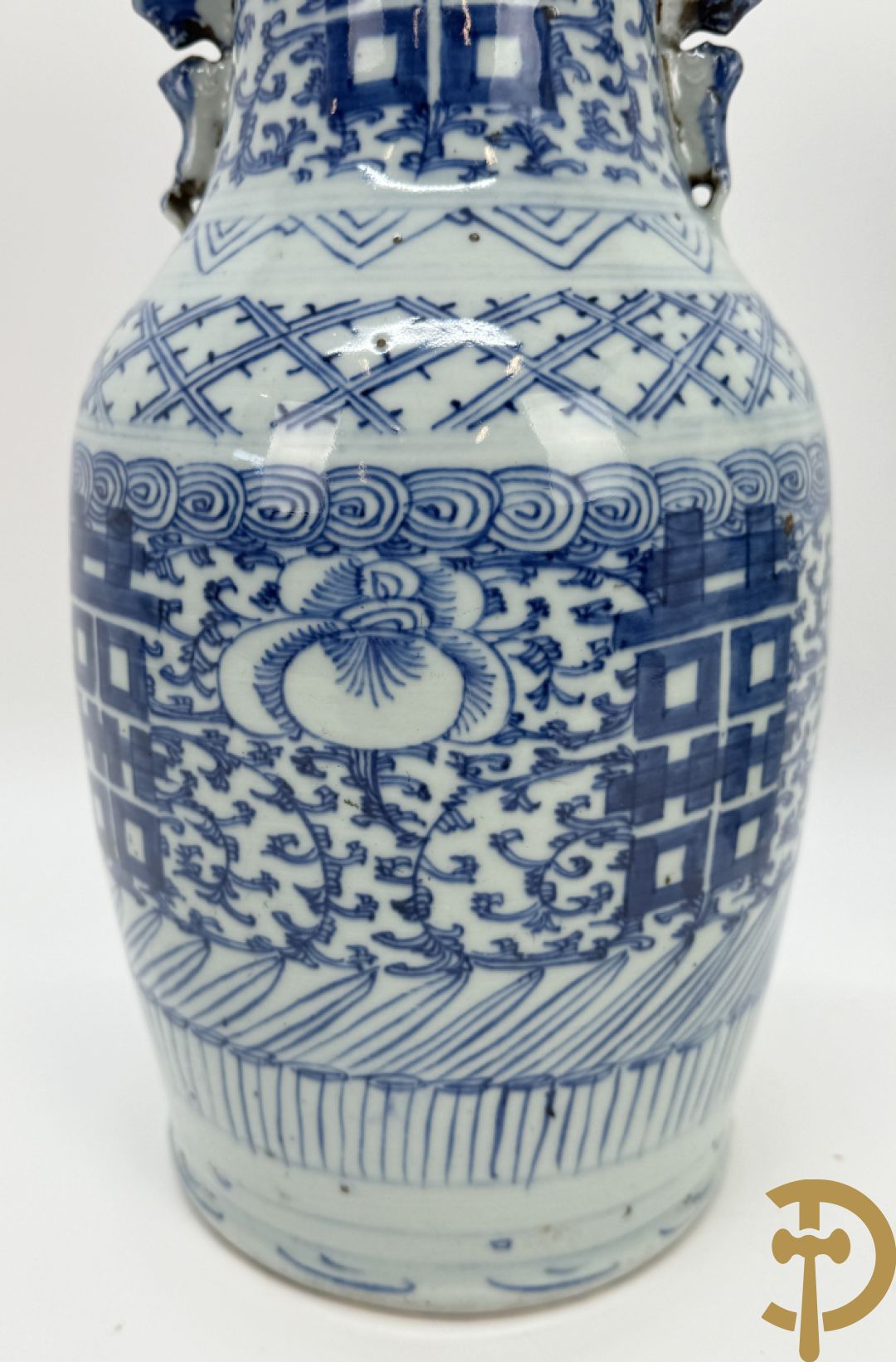 Paar blauw/witte Chinese porseleinen vazen met tekens en accanthusranken, 19e