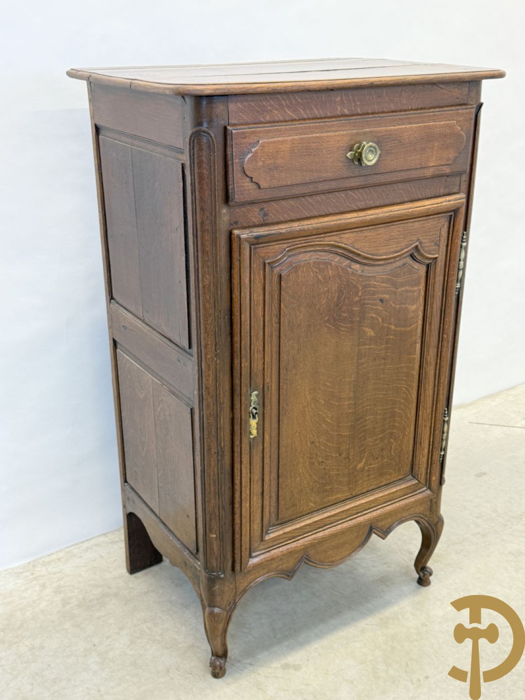 Massief eiken Franse confiturier met deur, lade, afgeronde zijkanten en voluutvormige poten