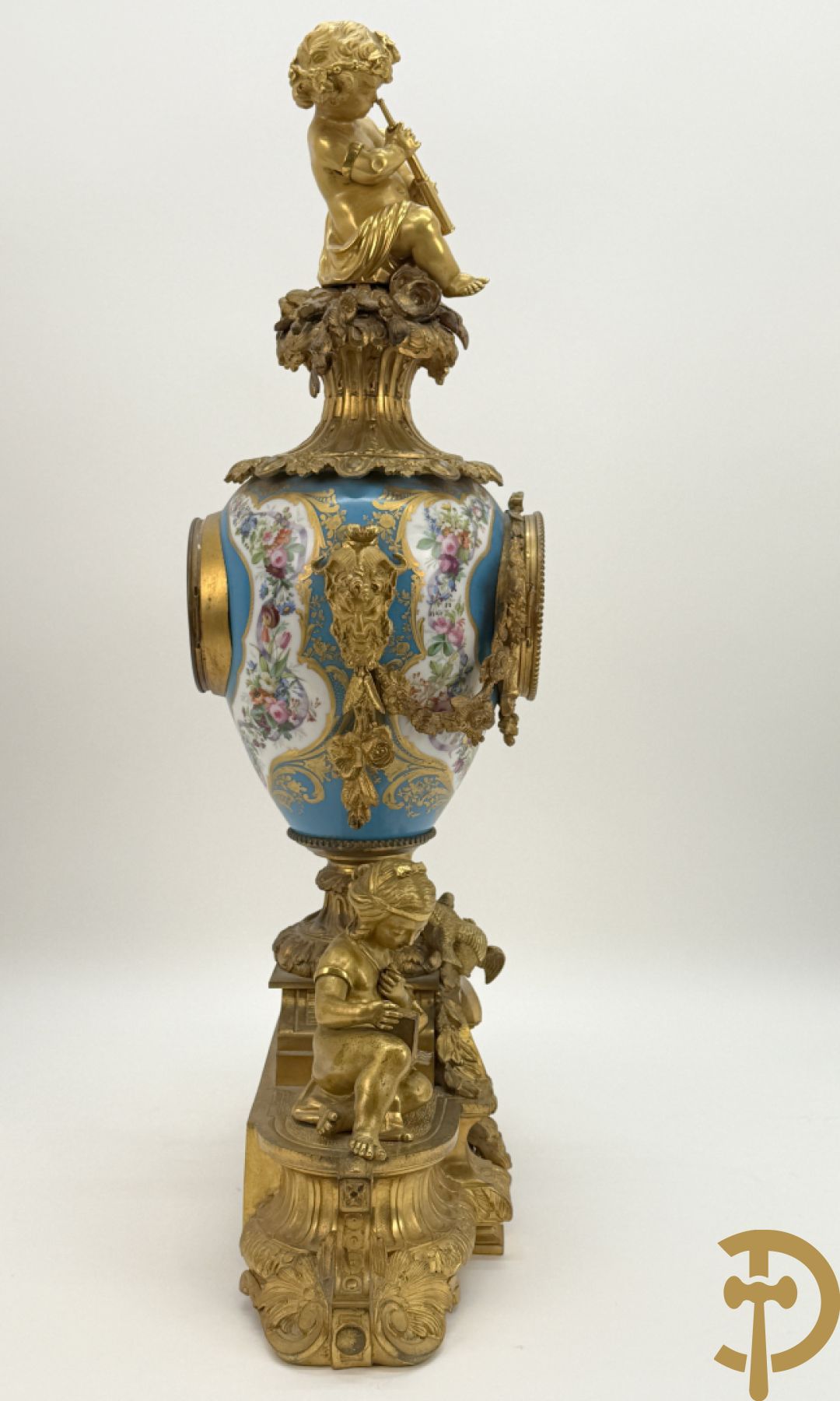 Driedelige bronzen Franse garnituur bezet met cupido