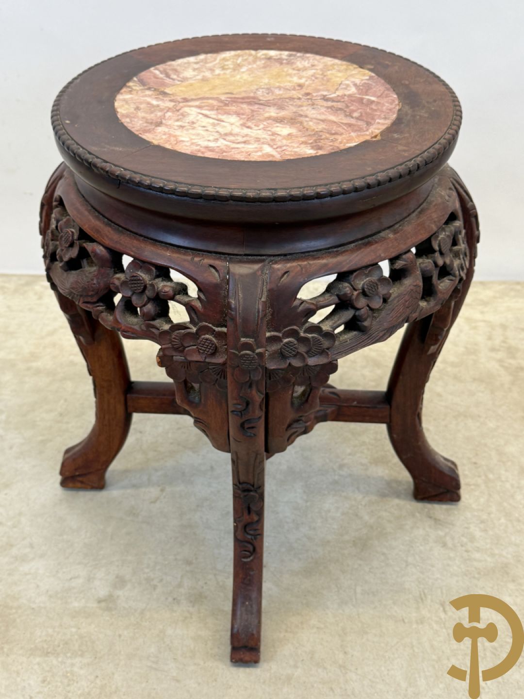 Chinese hardhouten sokkel met bloemensculptuur + Chinese hardhouten sokkel met bloemen- en vogelsculptuur