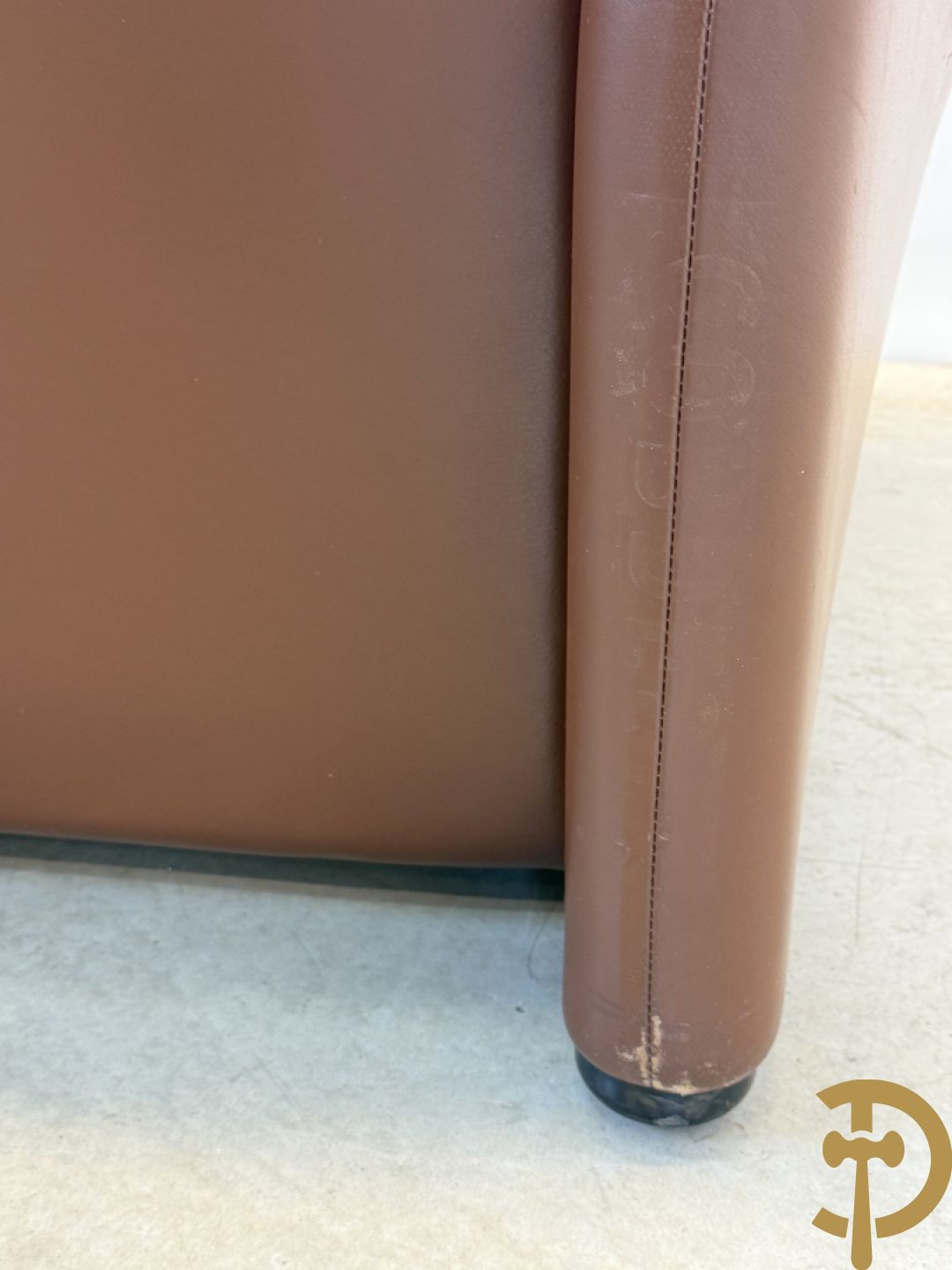 Paar bruin lederen canapé