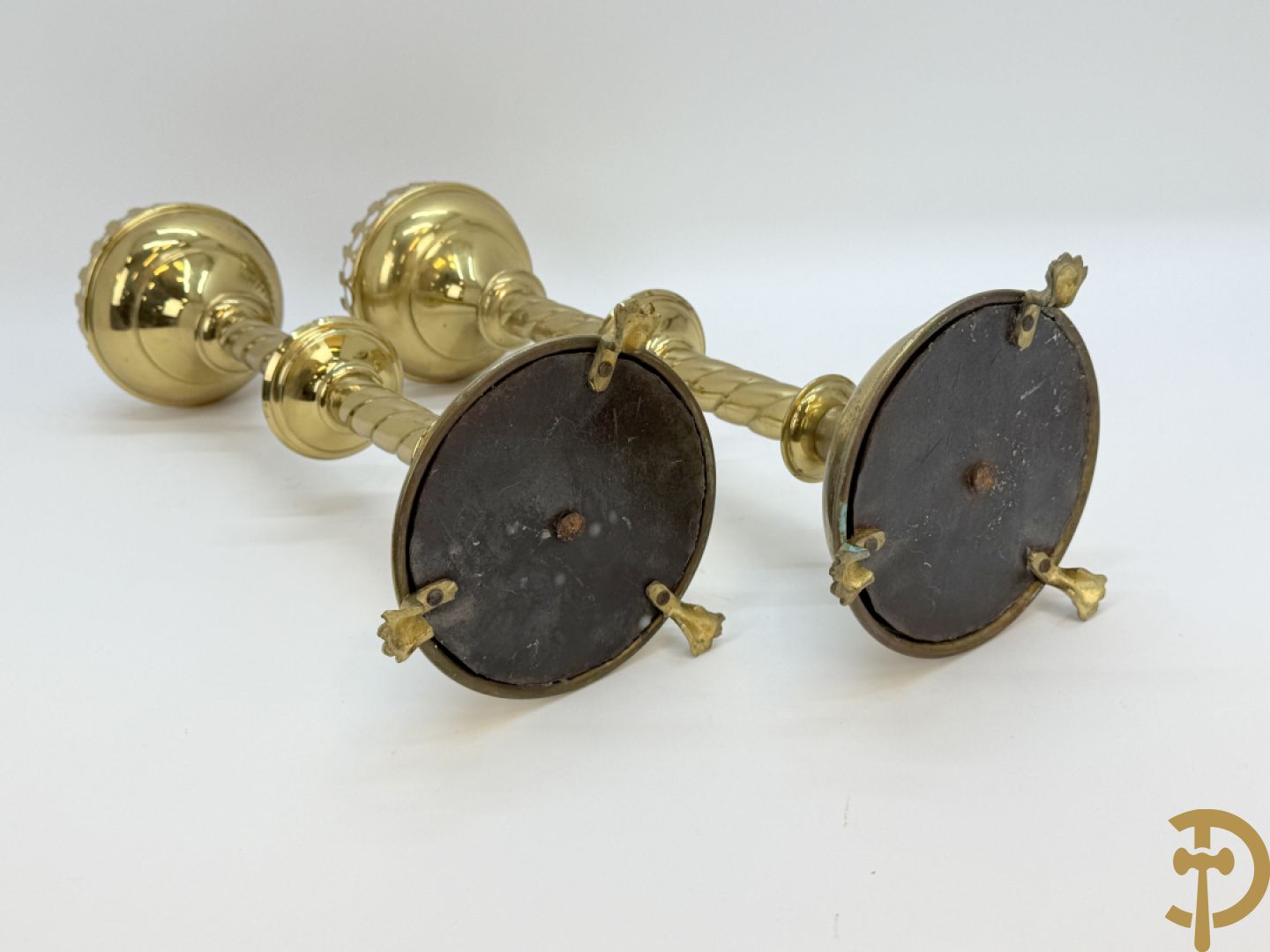 Paar koperen Neo Gotische kandelaars