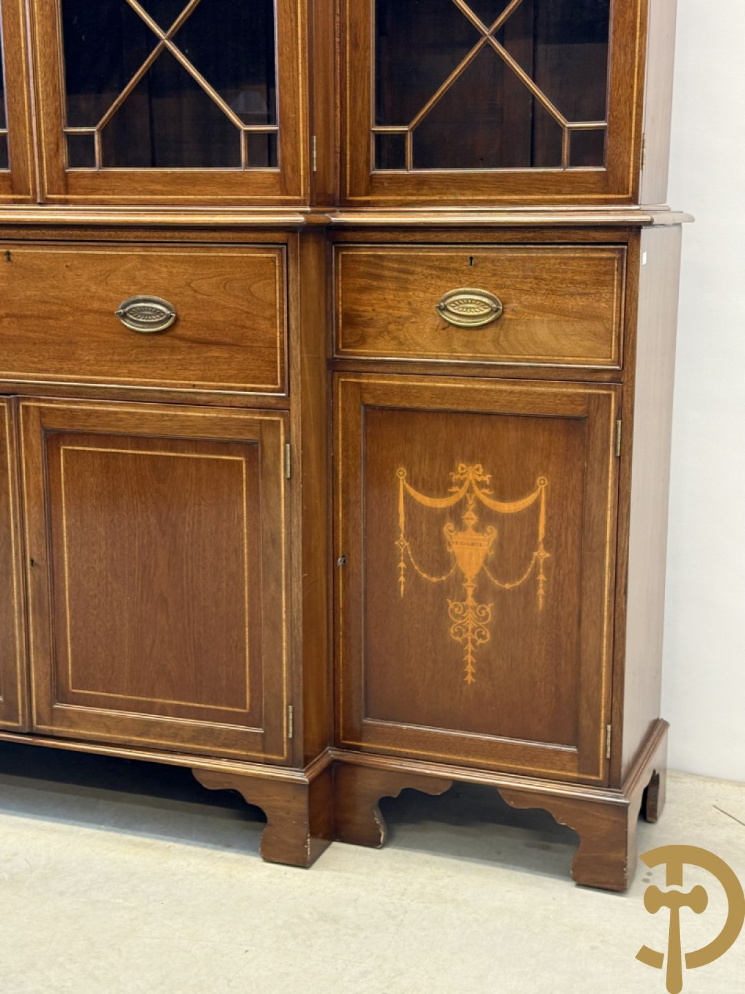 Notelaren Engelse stijl breakfront met ingebouwde secretaire, bovenaan met vitrine en decor van amfoorvazen op de deuren