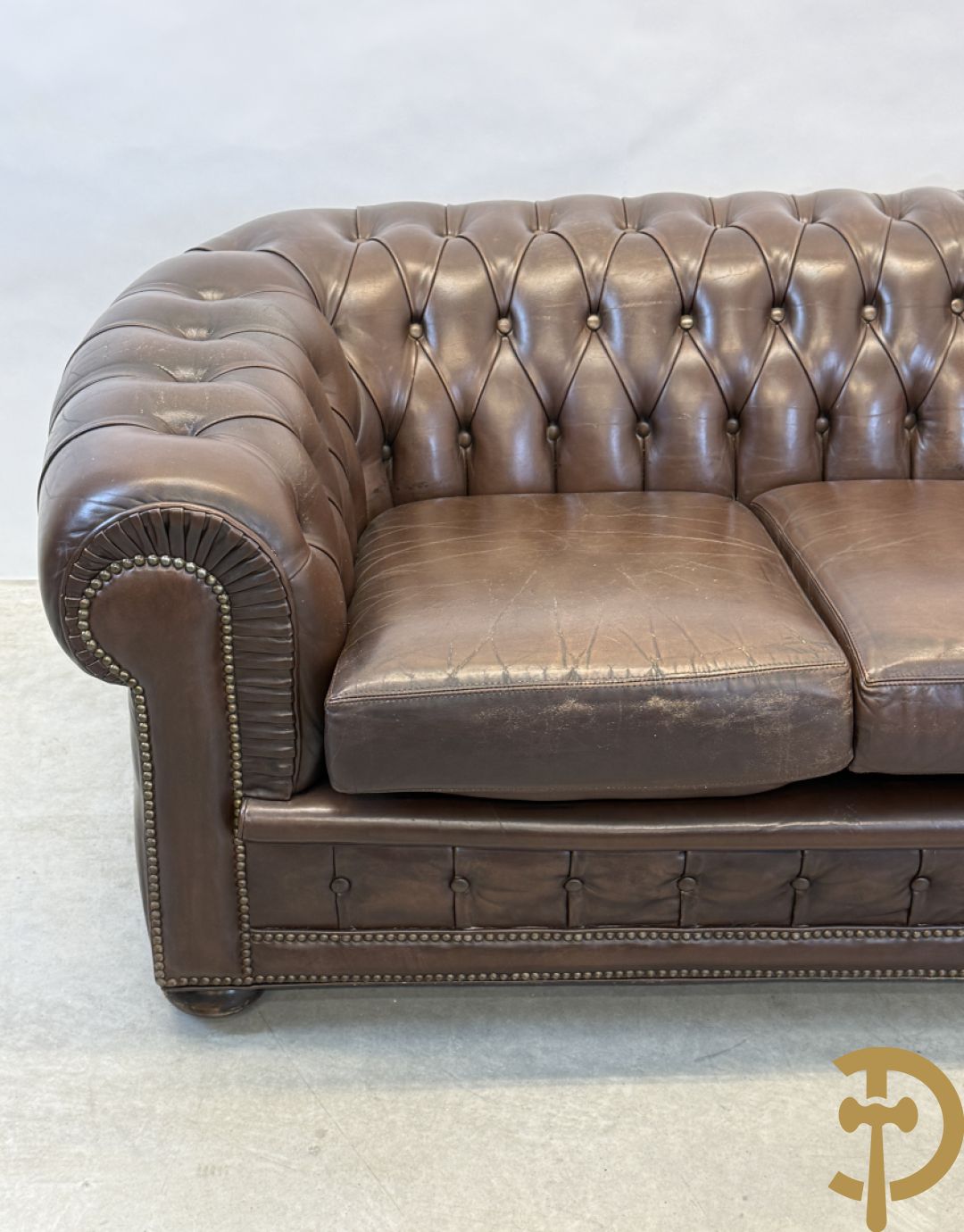 Bruin lederen driezit en club chesterfield