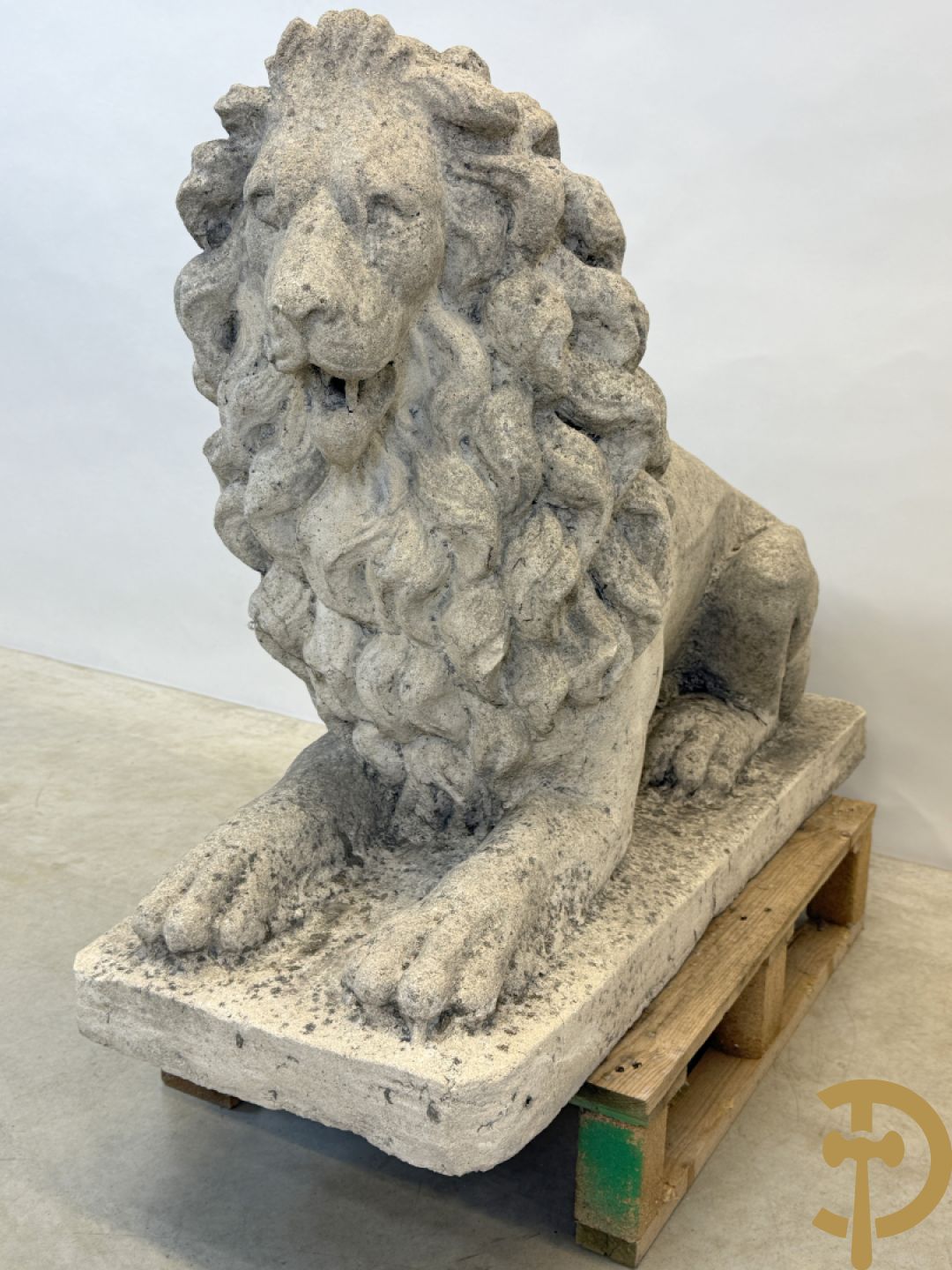 Paar betonnen tuinbeelden van leeuwen