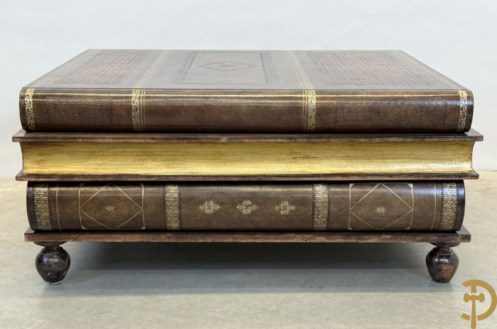 Salontafel met leder bekleed in de vorm van 3 op elkaar gestapelde boeken