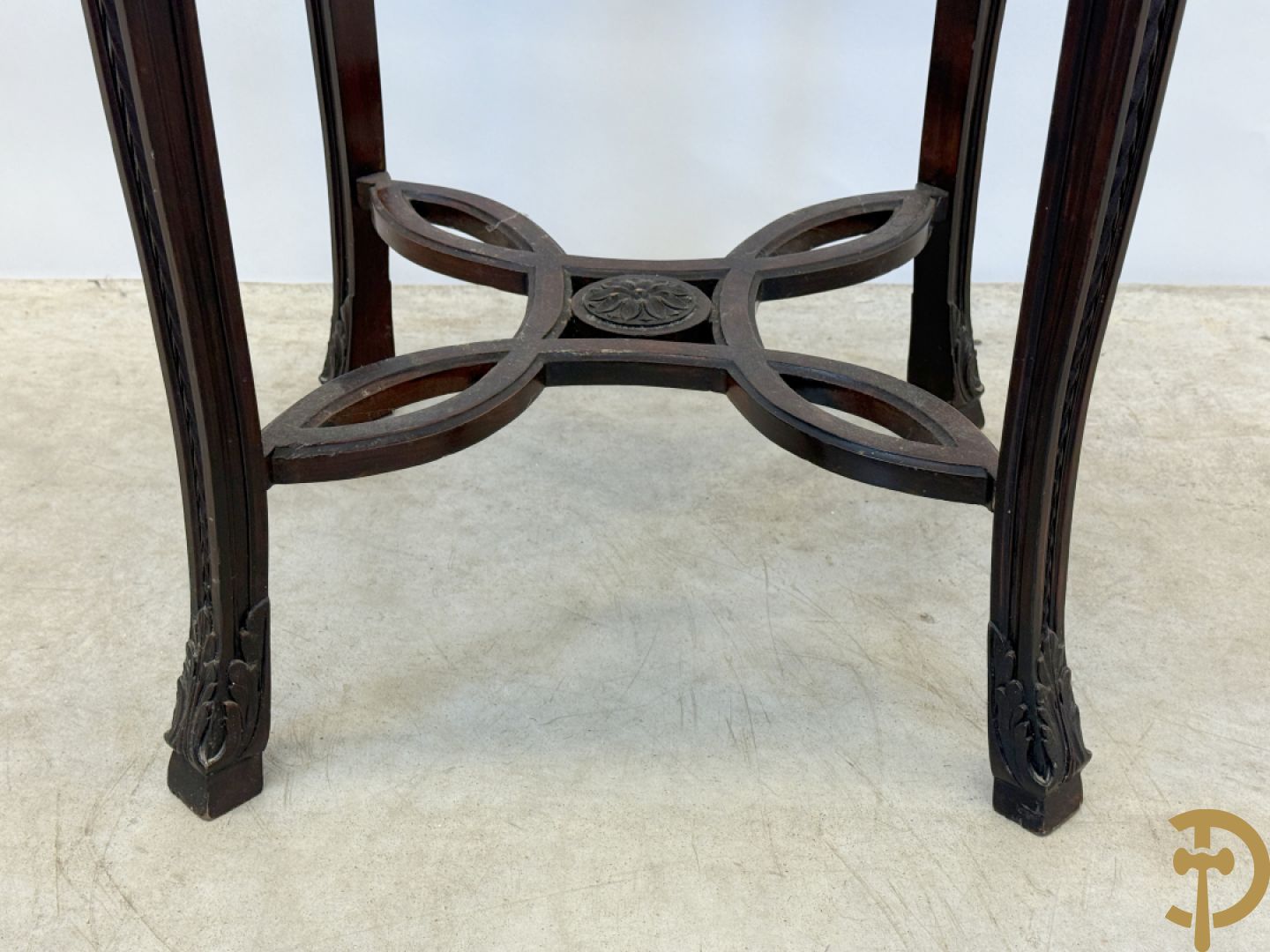 Notelaren bijzettafel met marmeren blad op voluutvormige poten