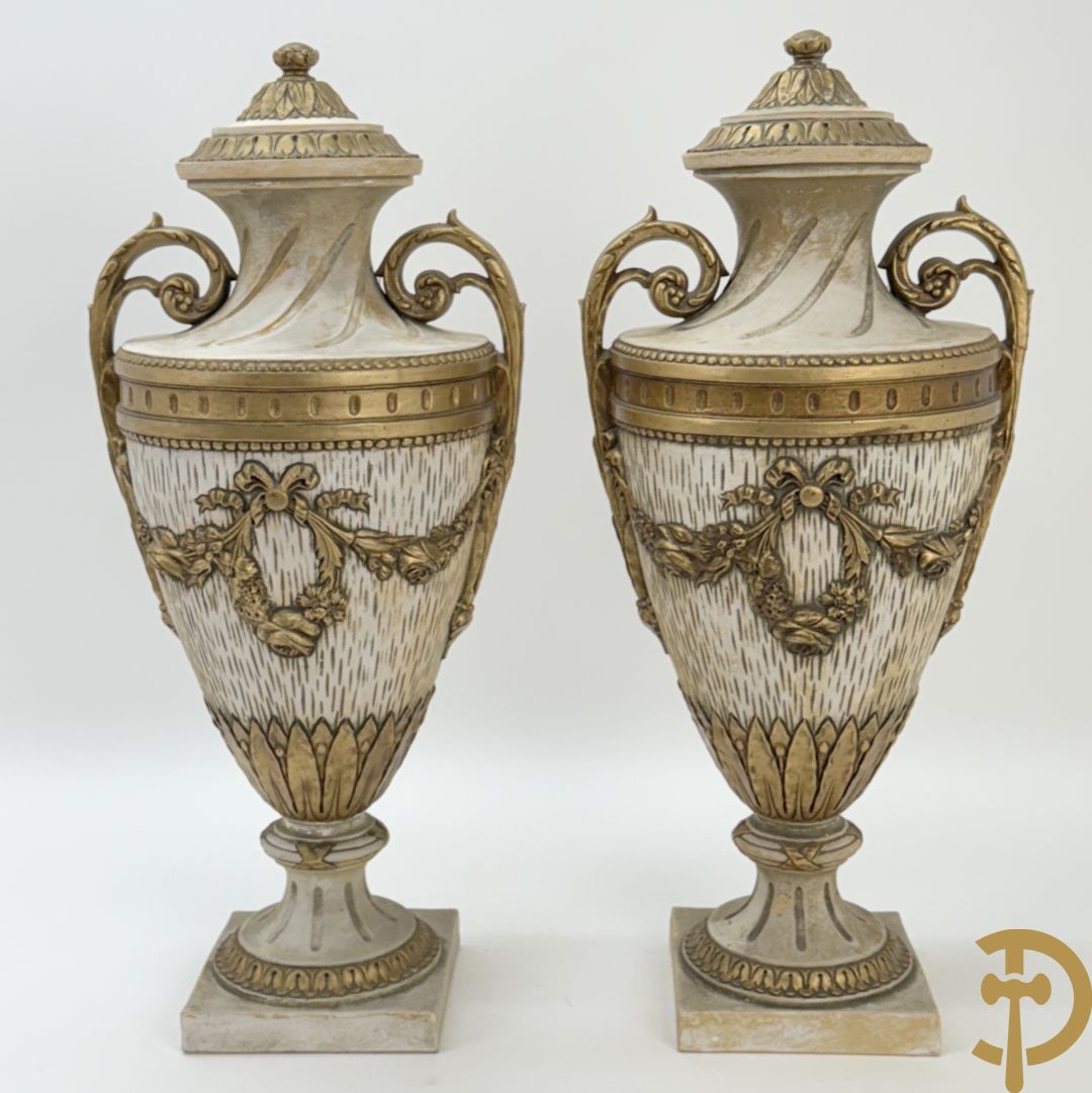 Paar cassolettes in composiet met vergulde Louis XVI motieven