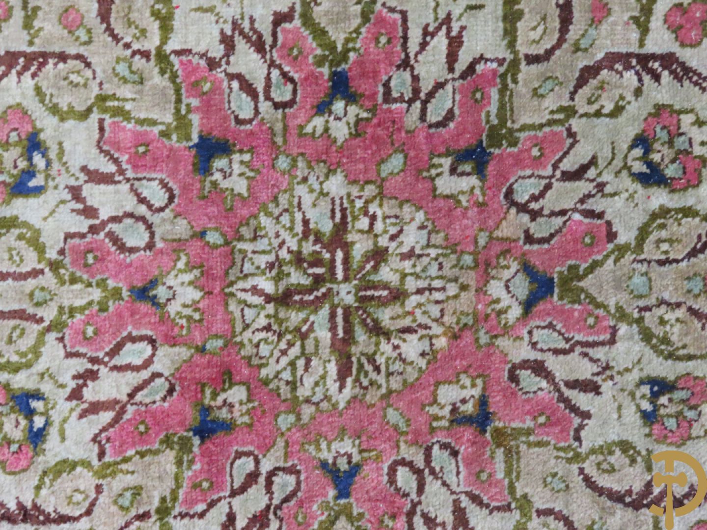 Oosters handgeknoopt tapijt zijde op katoen met centraal medaillon en bloementaferelen