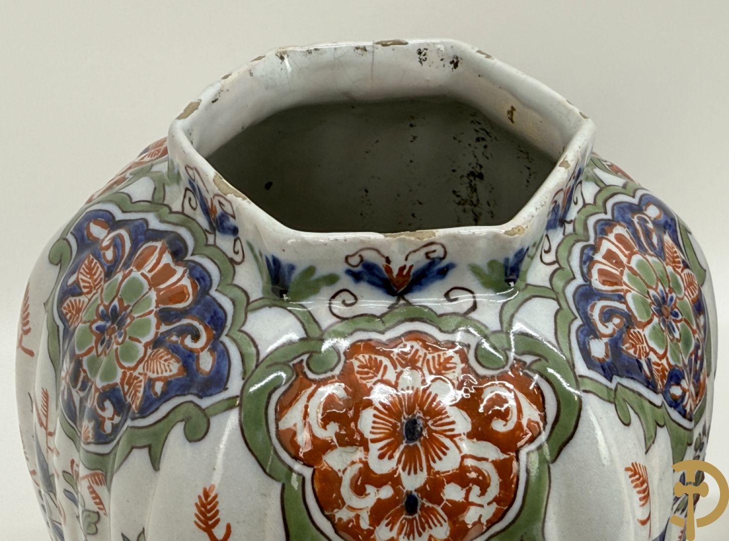 Paar polychrome Delftse zeshoekige dekselvazen met bloemen- en vogeldecor + 4 Strassbourgborden