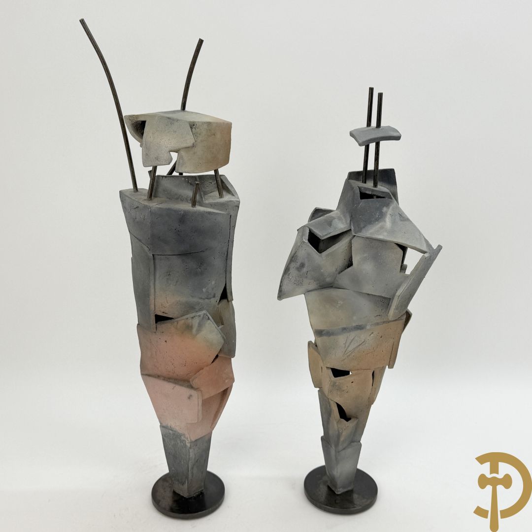 VANDEWEGE Rik getekend onderaan 8816 en 8817 - Twee moderne keramieken abstracte figuren