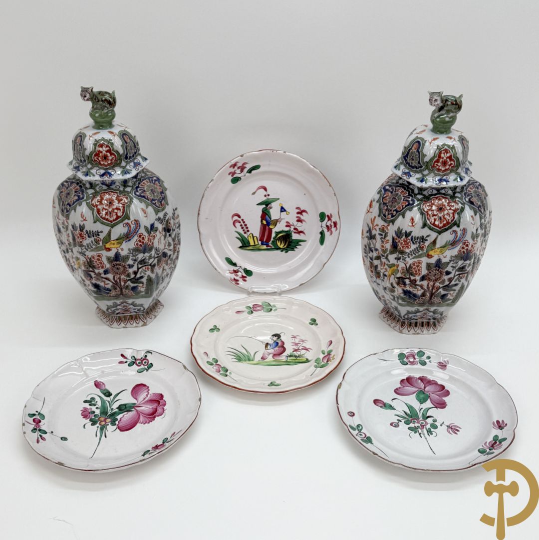 Paar polychrome Delftse zeshoekige dekselvazen met bloemen- en vogeldecor + 4 Strassbourgborden