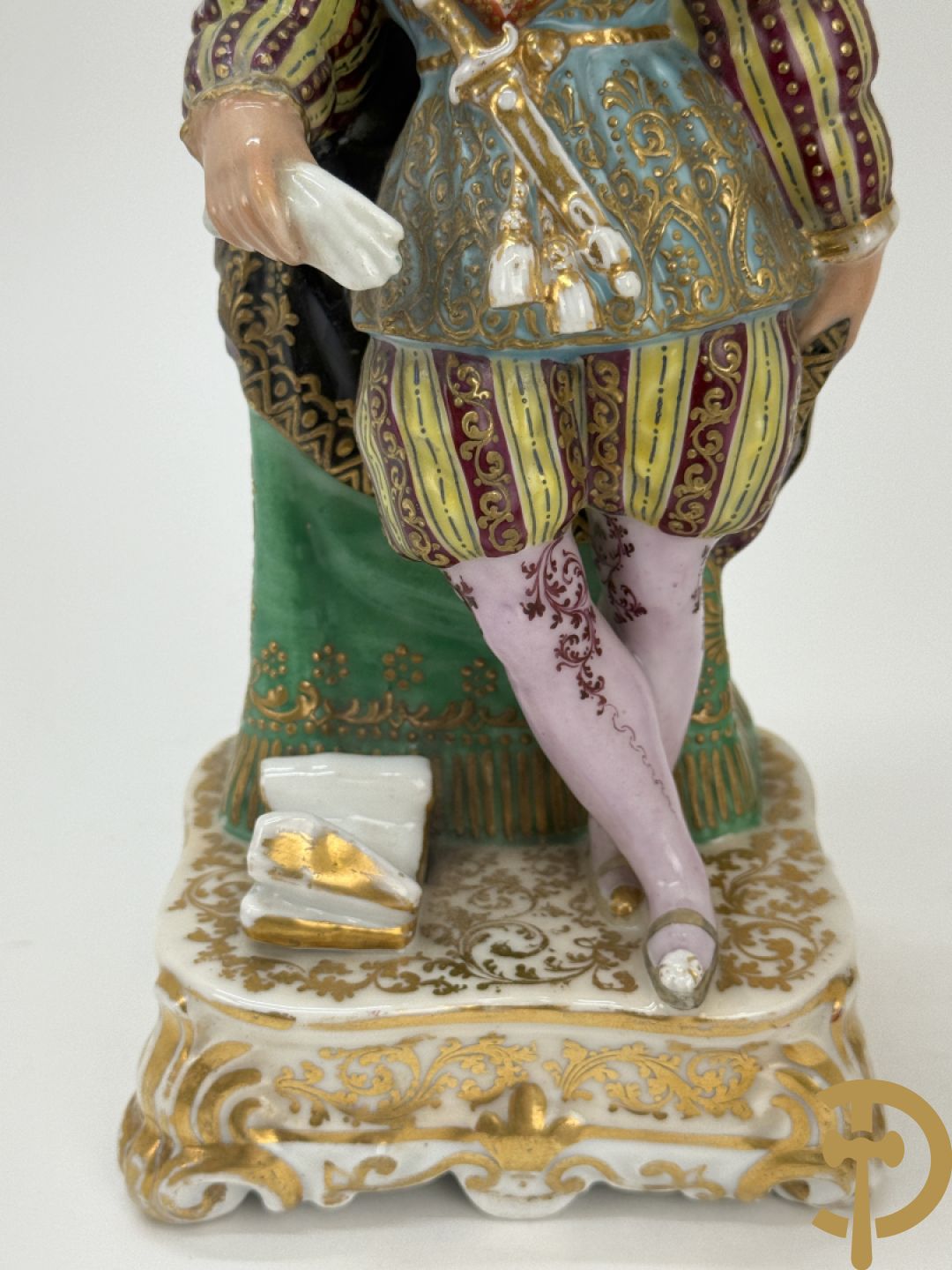 Paar 19e porseleinen Vieux Paris beeldjes van edelheer en edelvrouw