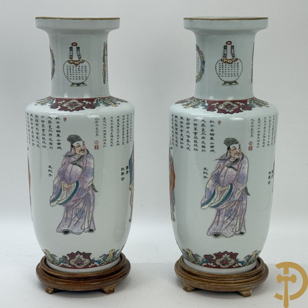 Paar porseleinen Chinese vazen met decor van personages en Chinese tekens, handgekleurd