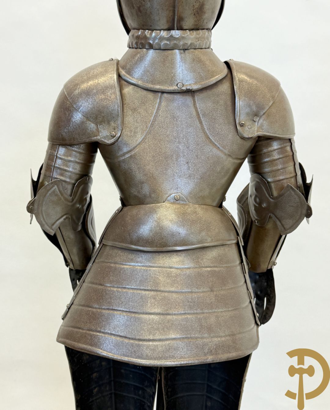 Decoratief plaatstalen ridderharnas met zwaard op marmeren voet