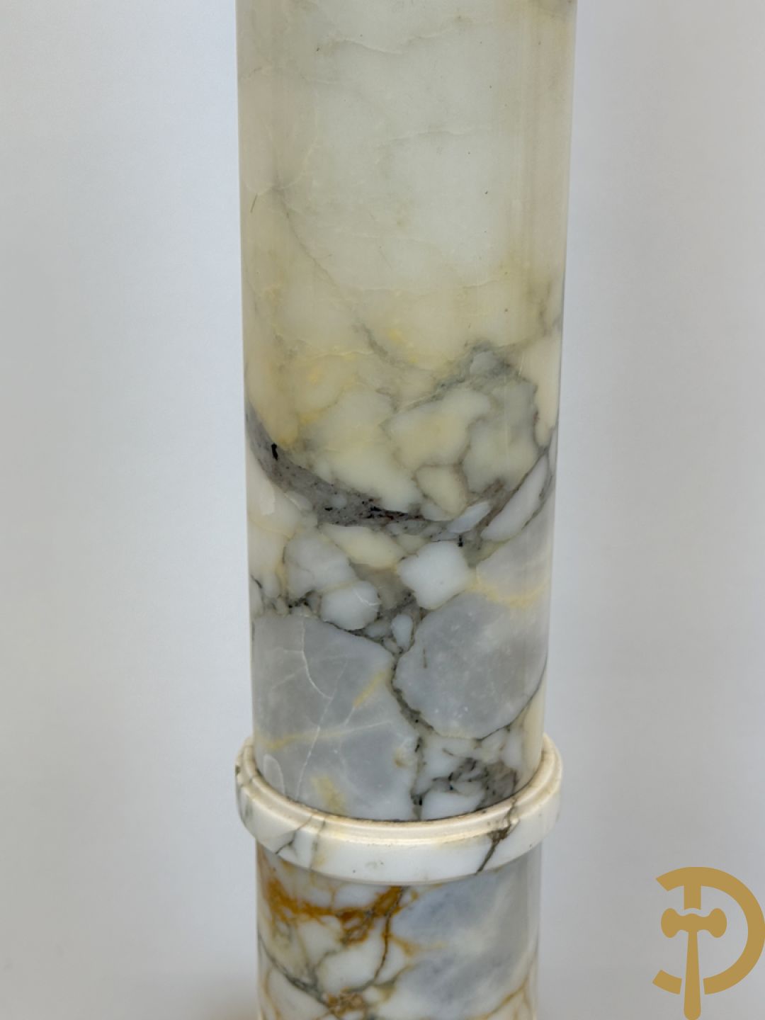 Wit marmeren geaderde kolom met draaiplateau